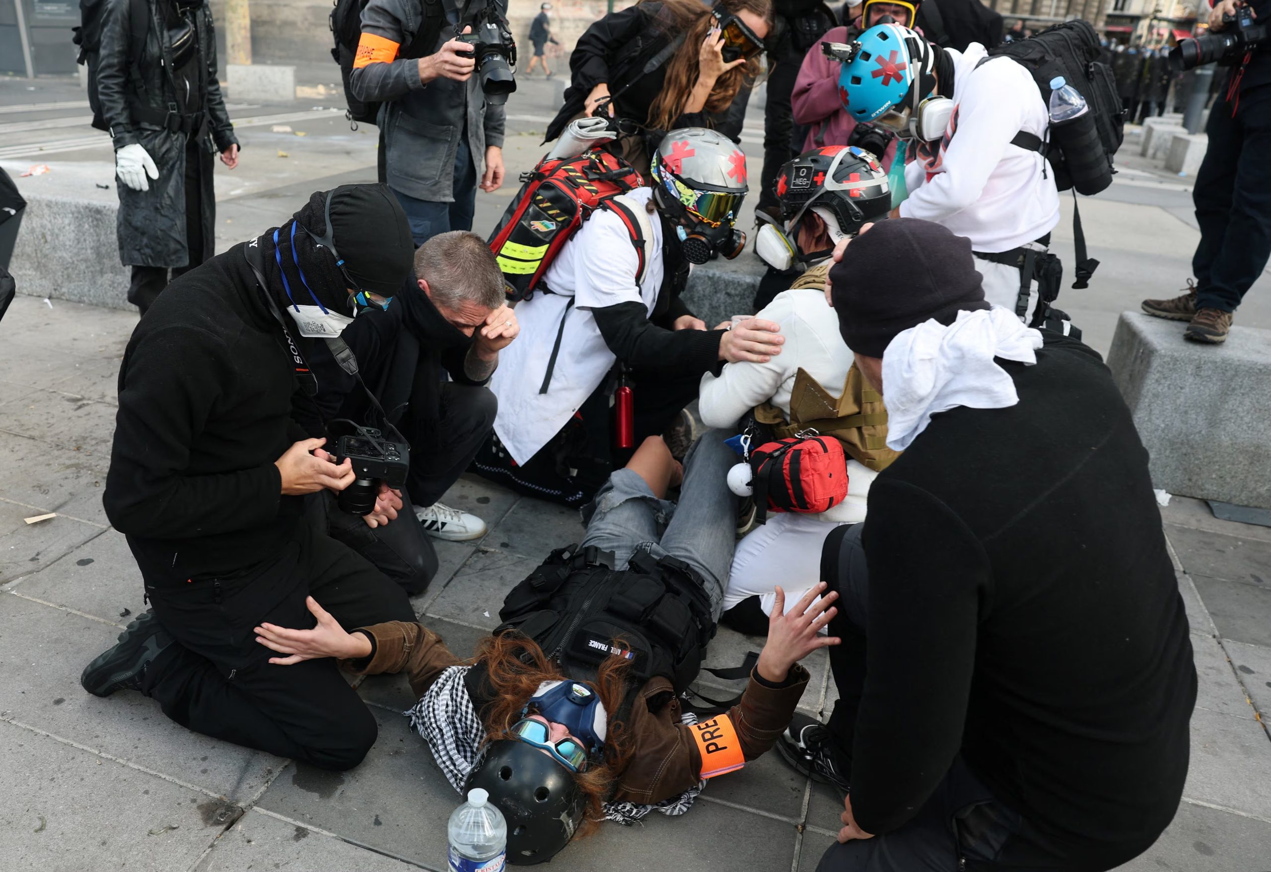 Paramédicos voluntarios atienden a un periodista herido en medio de enfrentamientos entre la policía francesa y manifestantes en París (REUTERS/Stephanie Lecocq)
