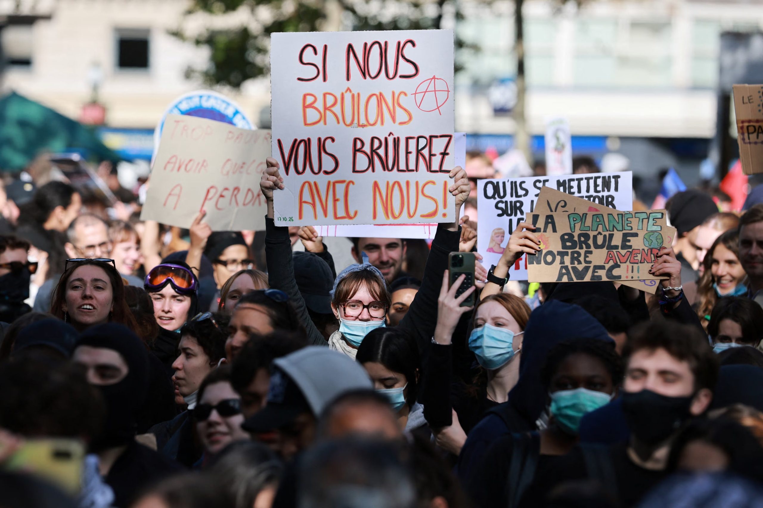 Manifestantes franceses sostienen un cartel, con el lema 