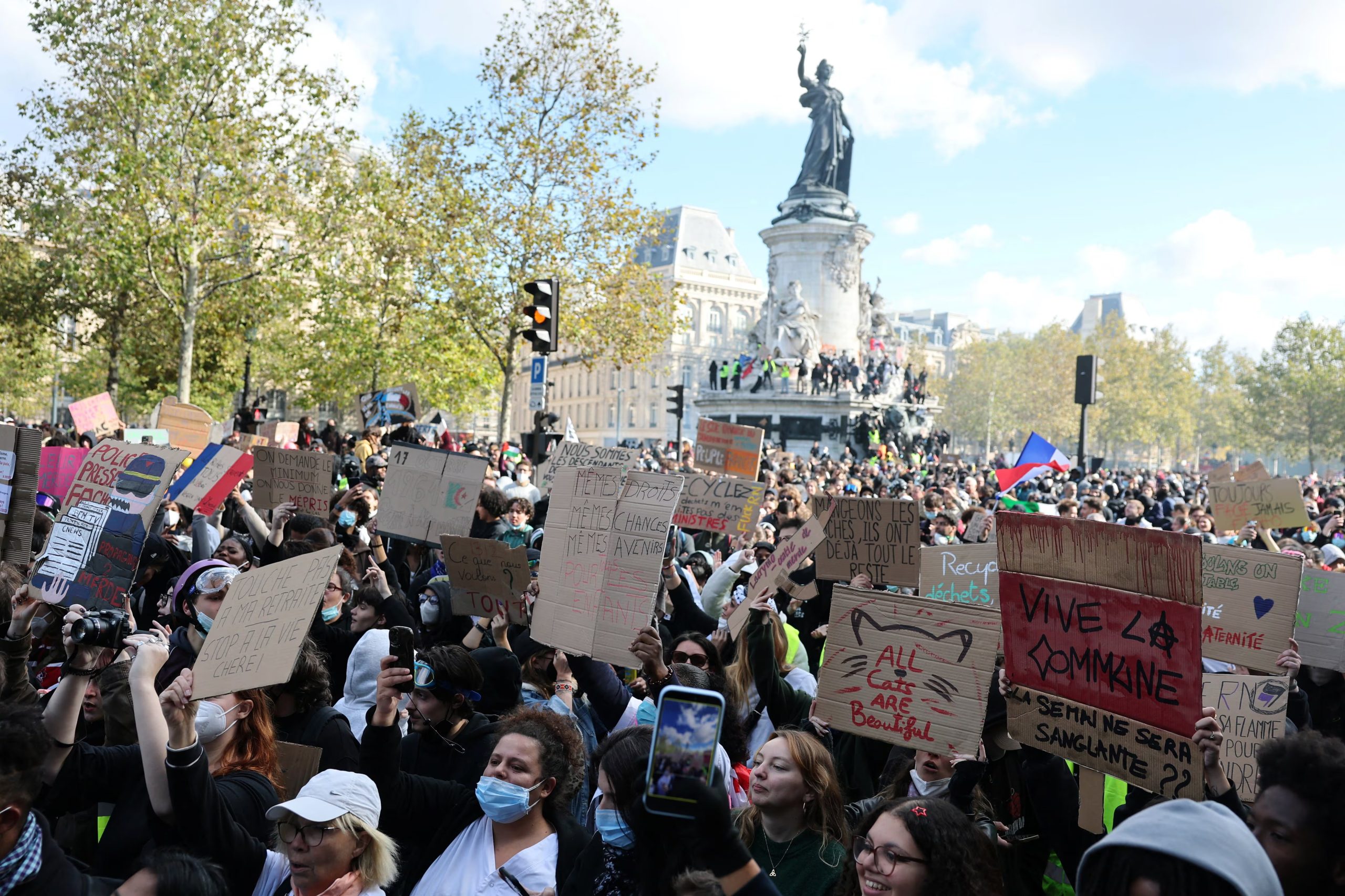 Manifestantes sostienen pancartas cerca de la estatua de Marianne de la Plaza de la República durante una manifestación en la capital francesa (REUTERS/Stephanie Lecocq)

