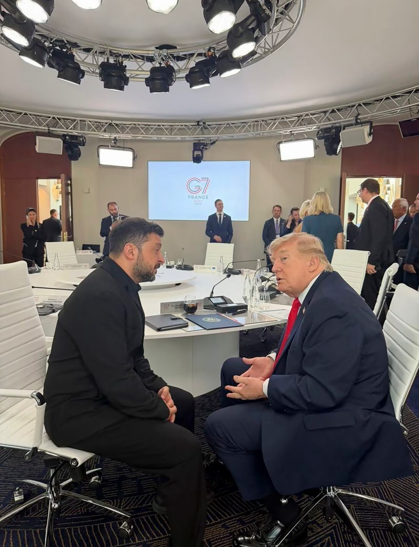 Donald Trump sugirió que Ucrania elija a un nuevo presidente para alcanzar un acuerdo de paz con Rusia. (EFE/ARCHIVO)
