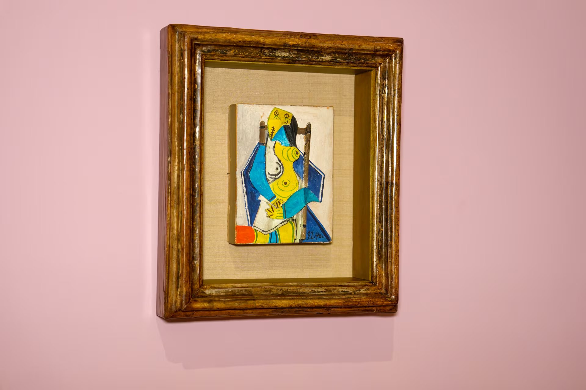 Fotografía que muestra el óleo 'Mujer sentada' (1940) de Pablo Picasso expuesto durante la presentación de la exposición ‘Picasso-Klee-Matisse’ en el Museo de Arte Pérez de Miami en Florida (EFE/Alberto Boal)