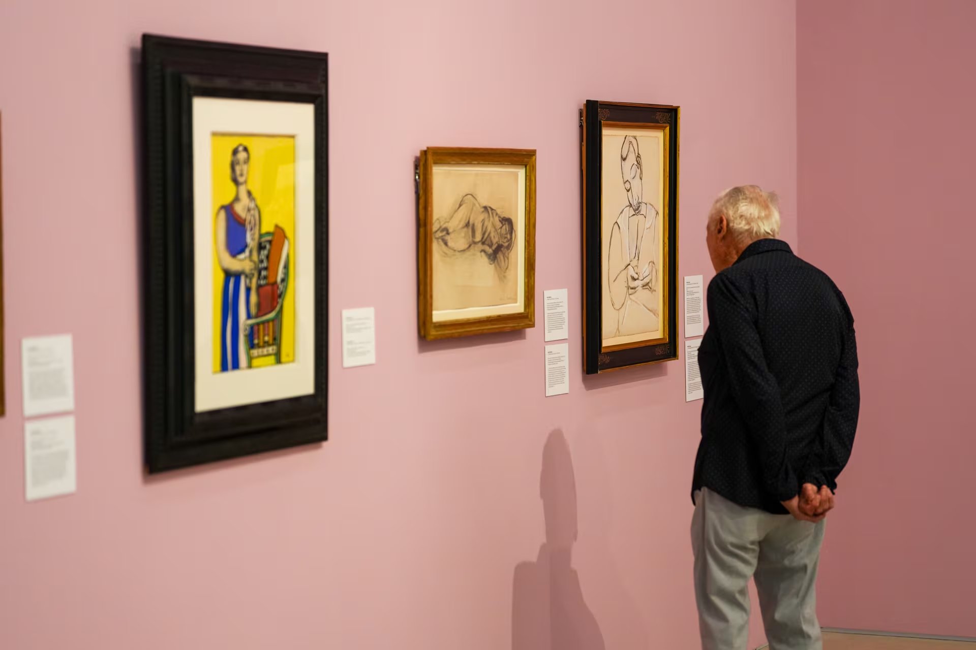 Una persona observa algunas de la obras expuestas durante la presentación de la exposición ‘Picasso-Klee-Matisse’