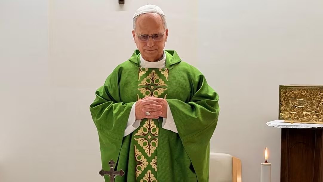 El papa León celebra misa en una sala del Hospital Gemelli, acompañado por personal médico fuera de servicio y miembros de la Gendarmería Vaticana, en Roma, Italia, el 16 de octubre de 2026. Vatican Media/Imagen distribuida vía REUTERS