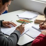 Familias al centro del debate educativo: propuesta de OIDEL y Johns Hopkins