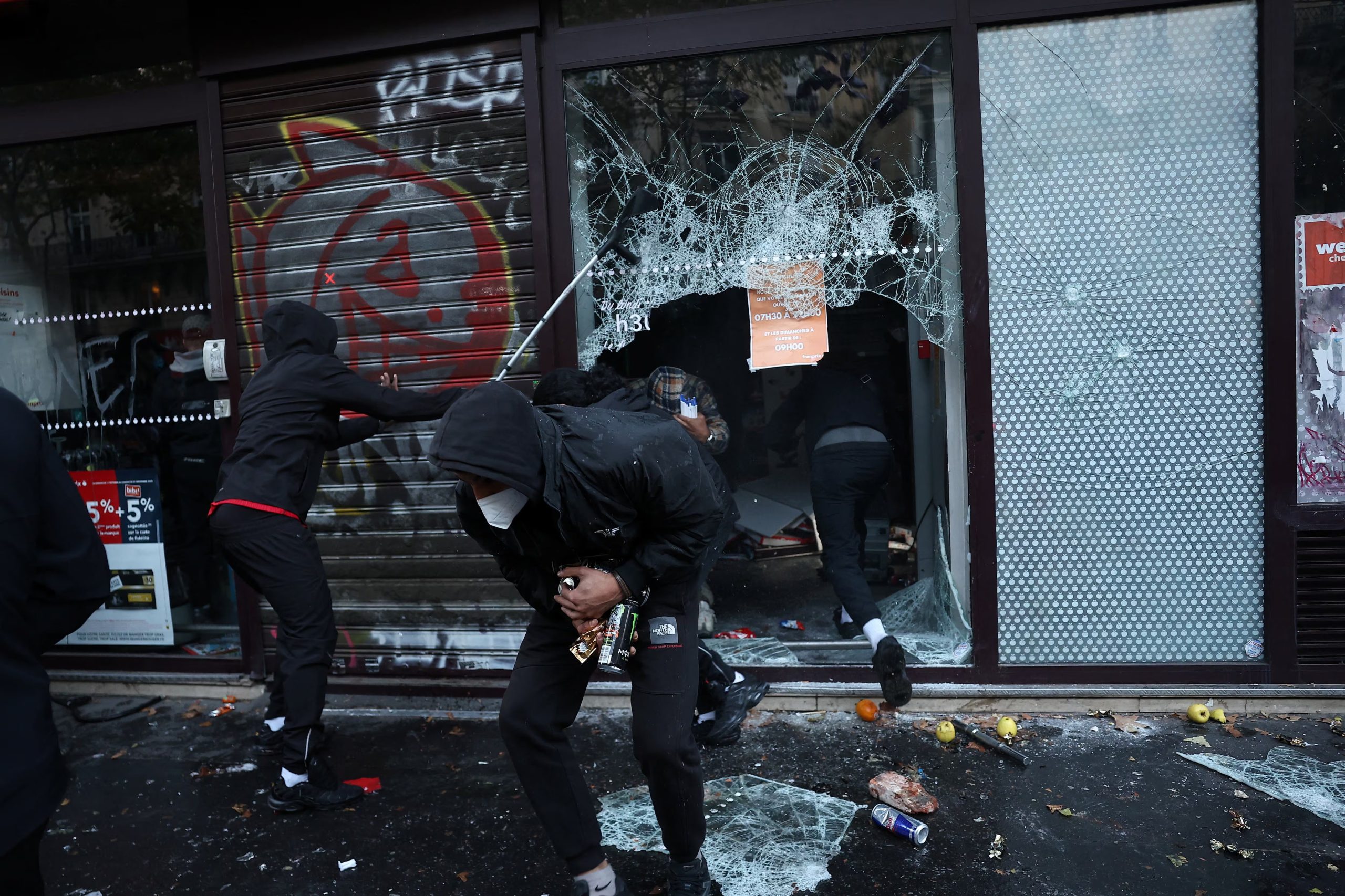 ARCHIVO: Manifestantes saquean un supermercado en medio de enfrentamientos durante una jornada de protestas contra el costo de vida y el aumento de los precios del combustible en París (Reuters)