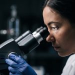 Reino Unido lanza laboratorio de bioseguridad con IA y 300 millones de libras