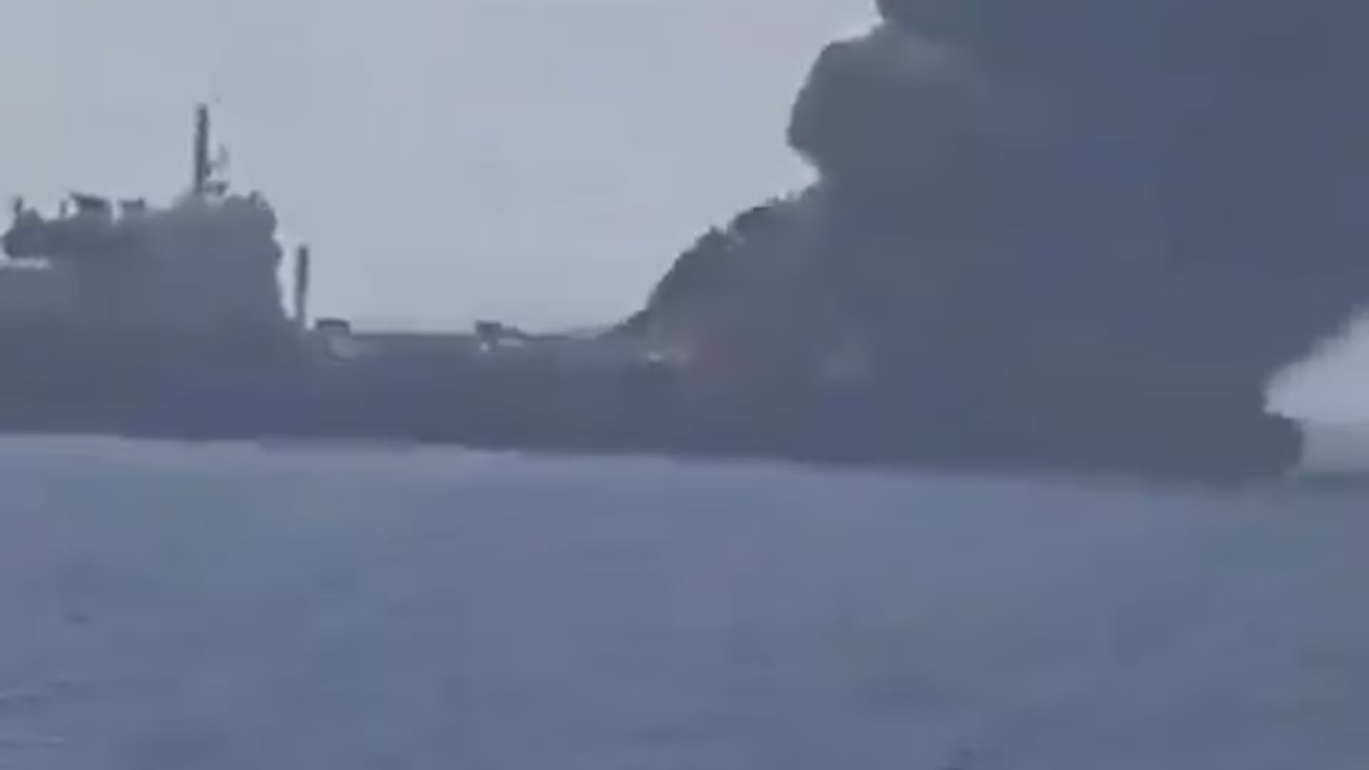 Una columna de humo denso emana de un buque en el estrecho de Ormuz tras un ataque registrado en la zona.