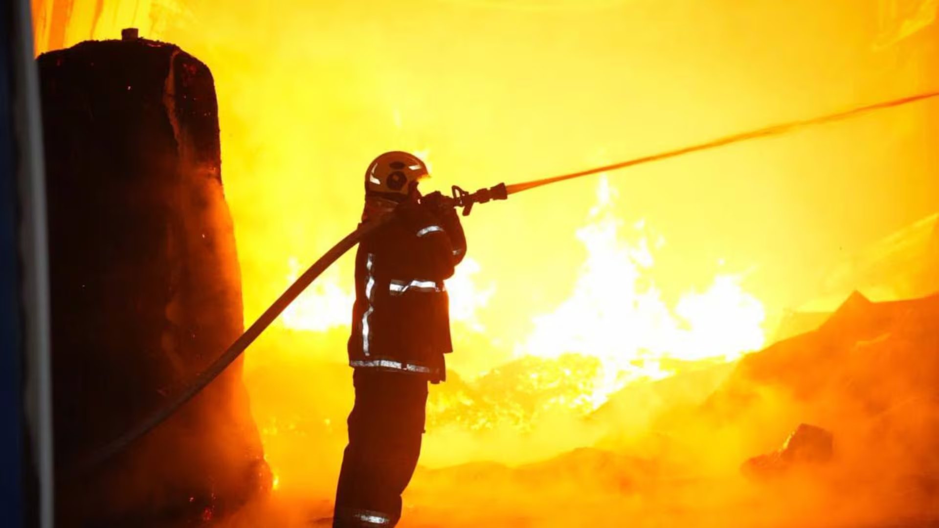 Un bombero del Servicio Estatal de Emergencias apagando incendios en Ucrania tras el ataque de Rusia (Créditos: Facebook del Servicio Estatal de Emergencias de Ucrania)