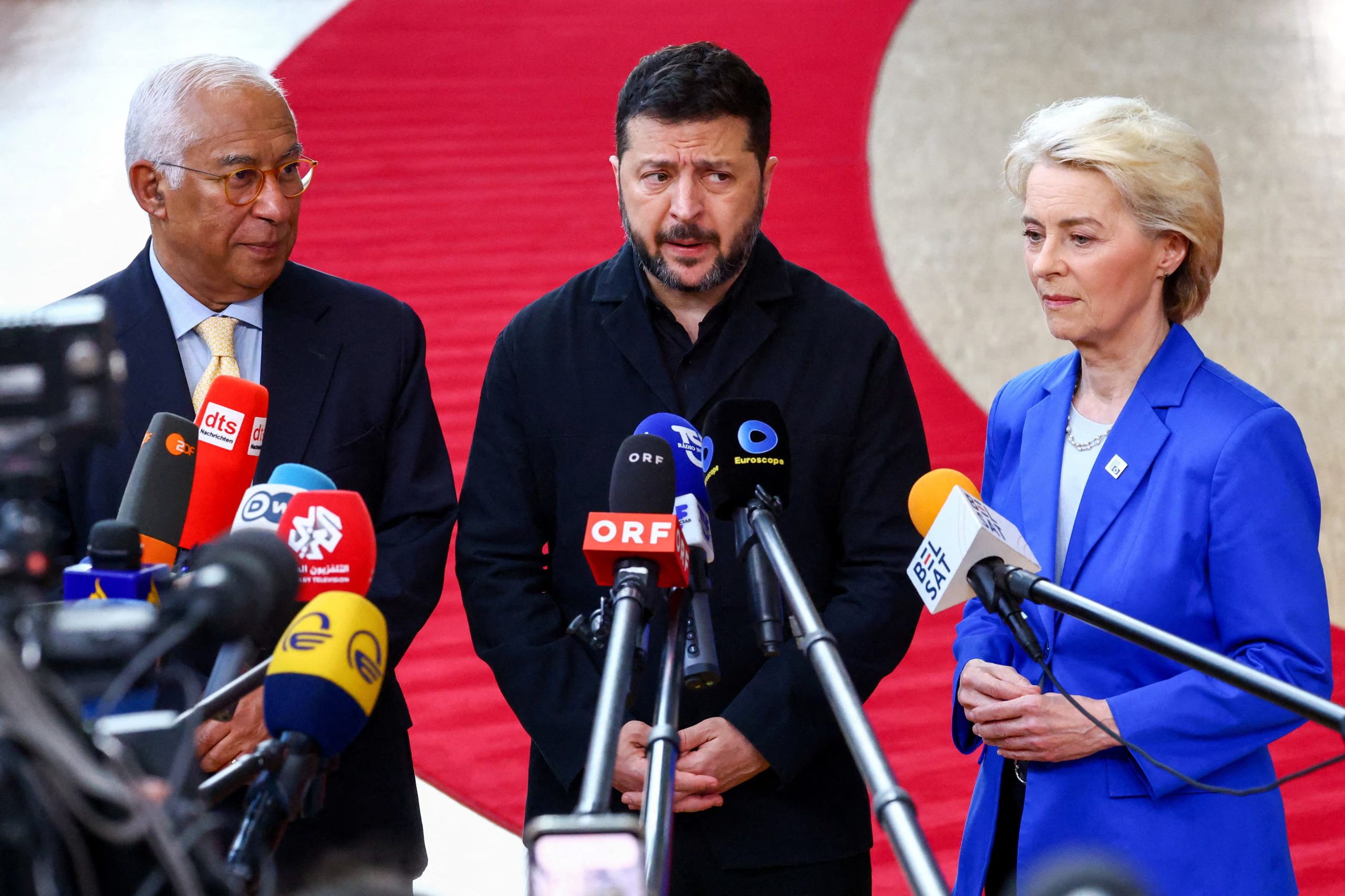 El presidente del Consejo Europeo, Antonio Costa; el presidente de Ucrania, Volodimir Zelensky, y la presidenta de la Comisión Europea, Ursula von der Leyen, hablan con la prensa a su llegada a la cumbre de líderes de la Unión Europea celebrada en Bruselas, Bélgica. 16 de octubre de 2026 (REUTERS/Yves Herman)