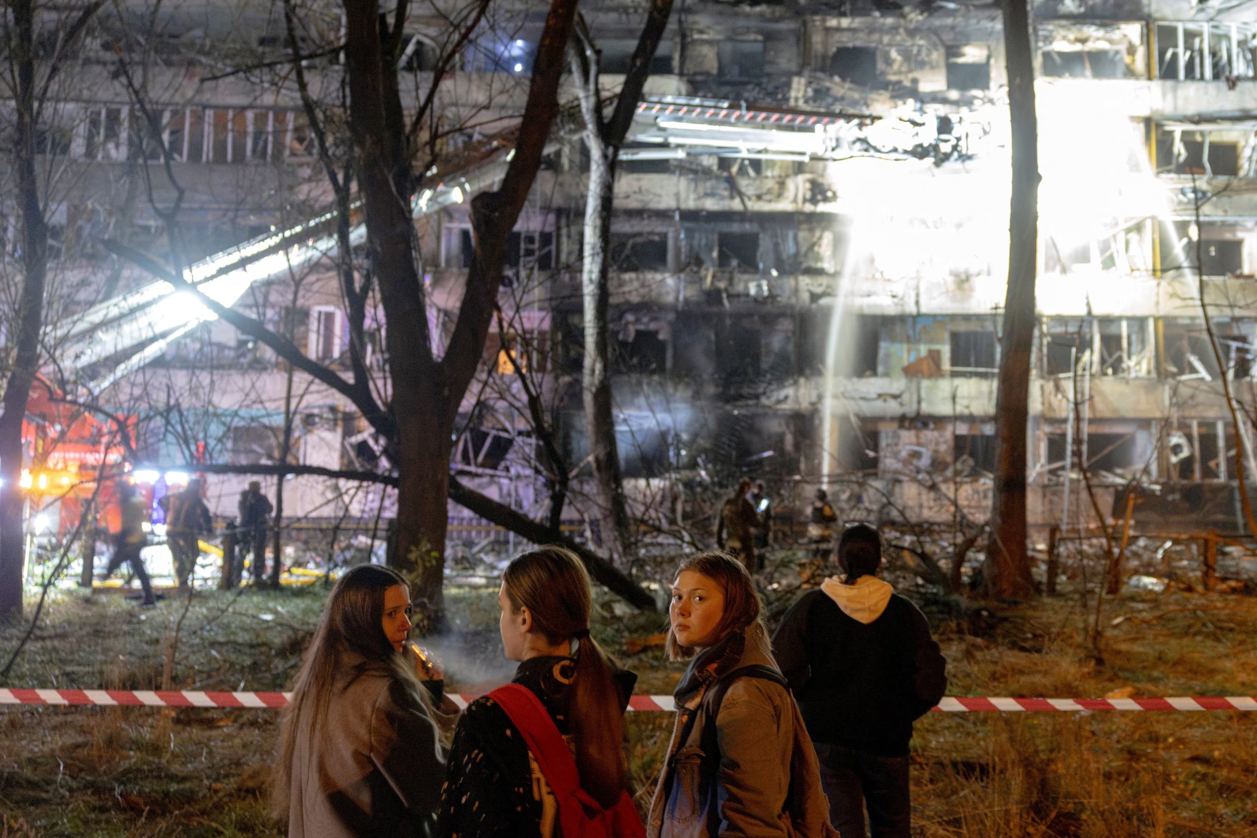 Unos residentes permanecen frente a un edificio de apartamentos dañado por un ataque con misiles rusos, en el marco de la ofensiva de Rusia contra Ucrania, en Kiev (Ucrania), el 14 de octubre de 2026 (REUTERS/Thomas Peter)