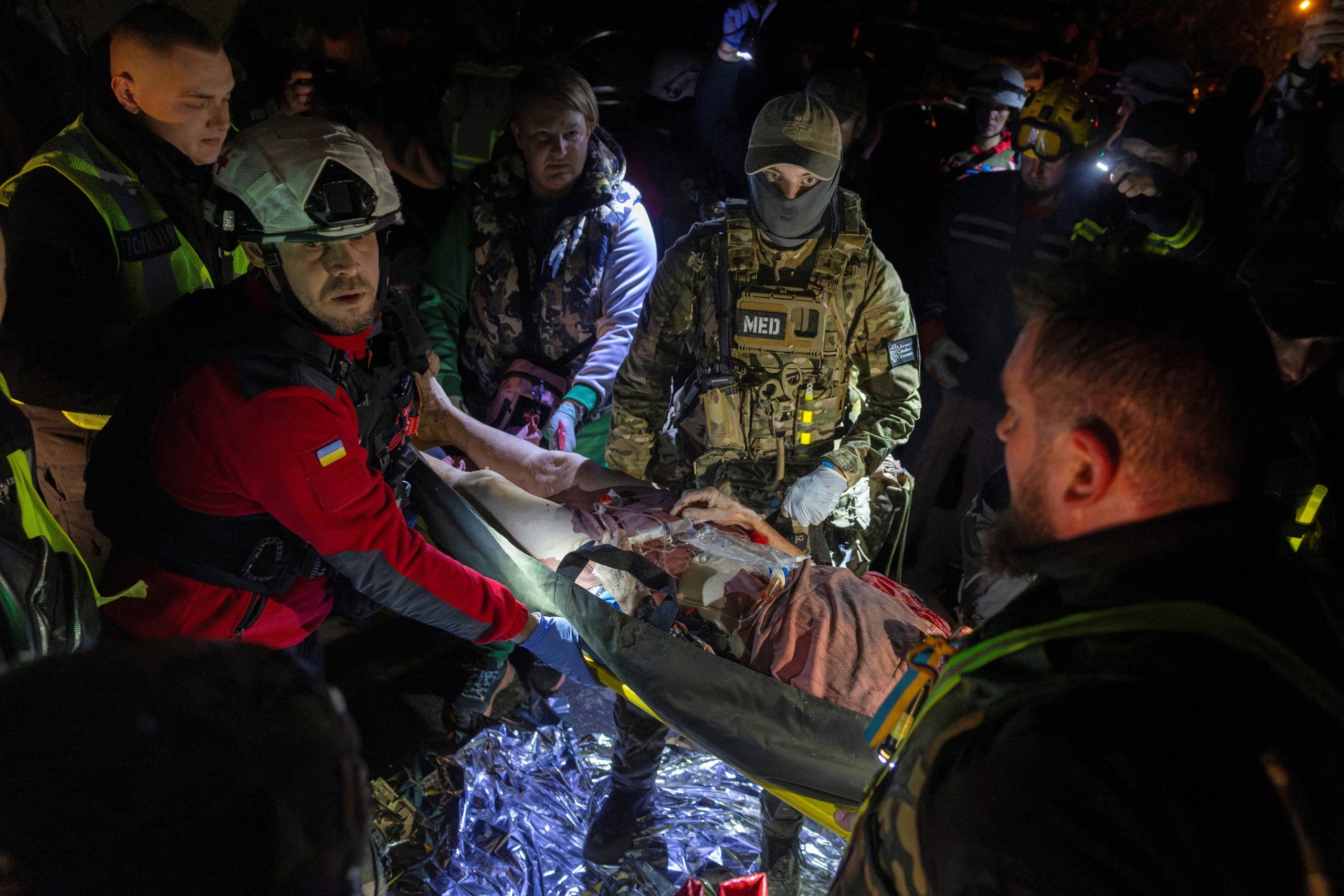 Personal sanitario evacúa a un residente herido de un edificio de apartamentos dañado por un ataque con misiles rusos, en el marco de la ofensiva de Rusia contra Ucrania, en Kiev (Ucrania) (REUTERS/Thomas Peter)