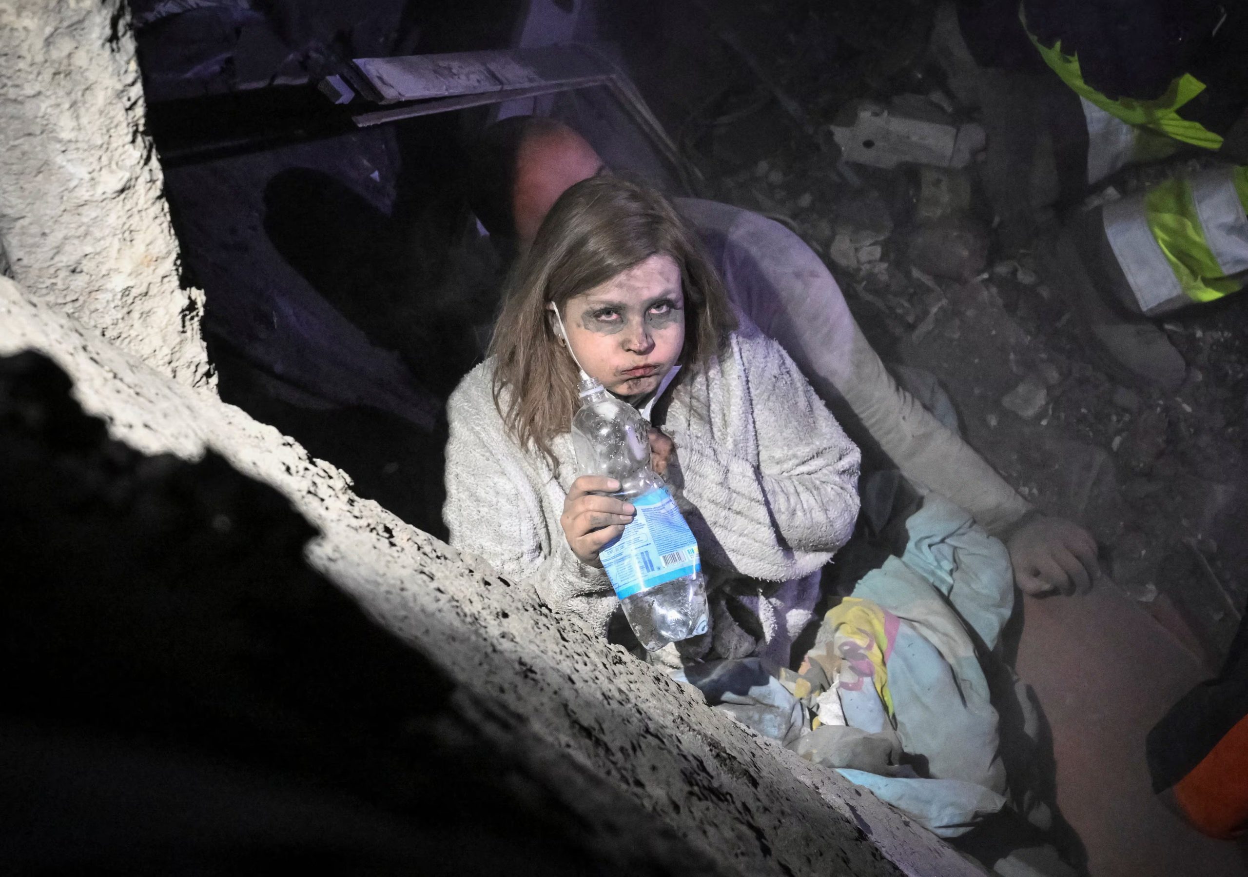 Equipos de rescate evacúan a unos residentes heridos —Yana y su esposo Anton—, hallados bajo los escombros de un edificio de apartamentos dañado durante un ataque aéreo ruso en el marco de la ofensiva de Rusia contra Ucrania, en Zaporiyia (Ucrania), el 10 de octubre de 2026 (REUTERS)