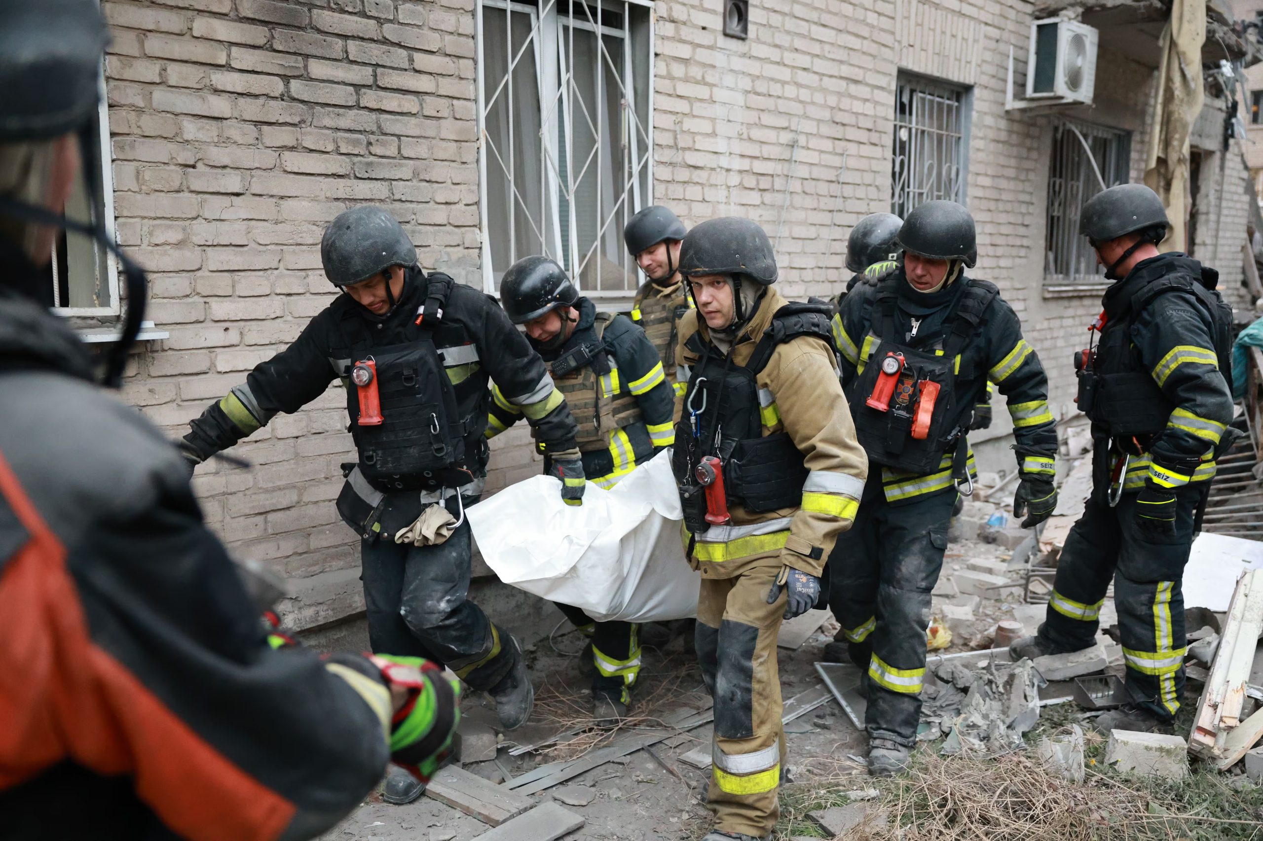 Rescatistas trasladan un cuerpo sacado de entre los escombros de un edificio residencial destruido por un ataque aéreo ruso en Zaporiyia, Ucrania, el 10 de octubre de 2026 (AP/Kateryna Klochko)