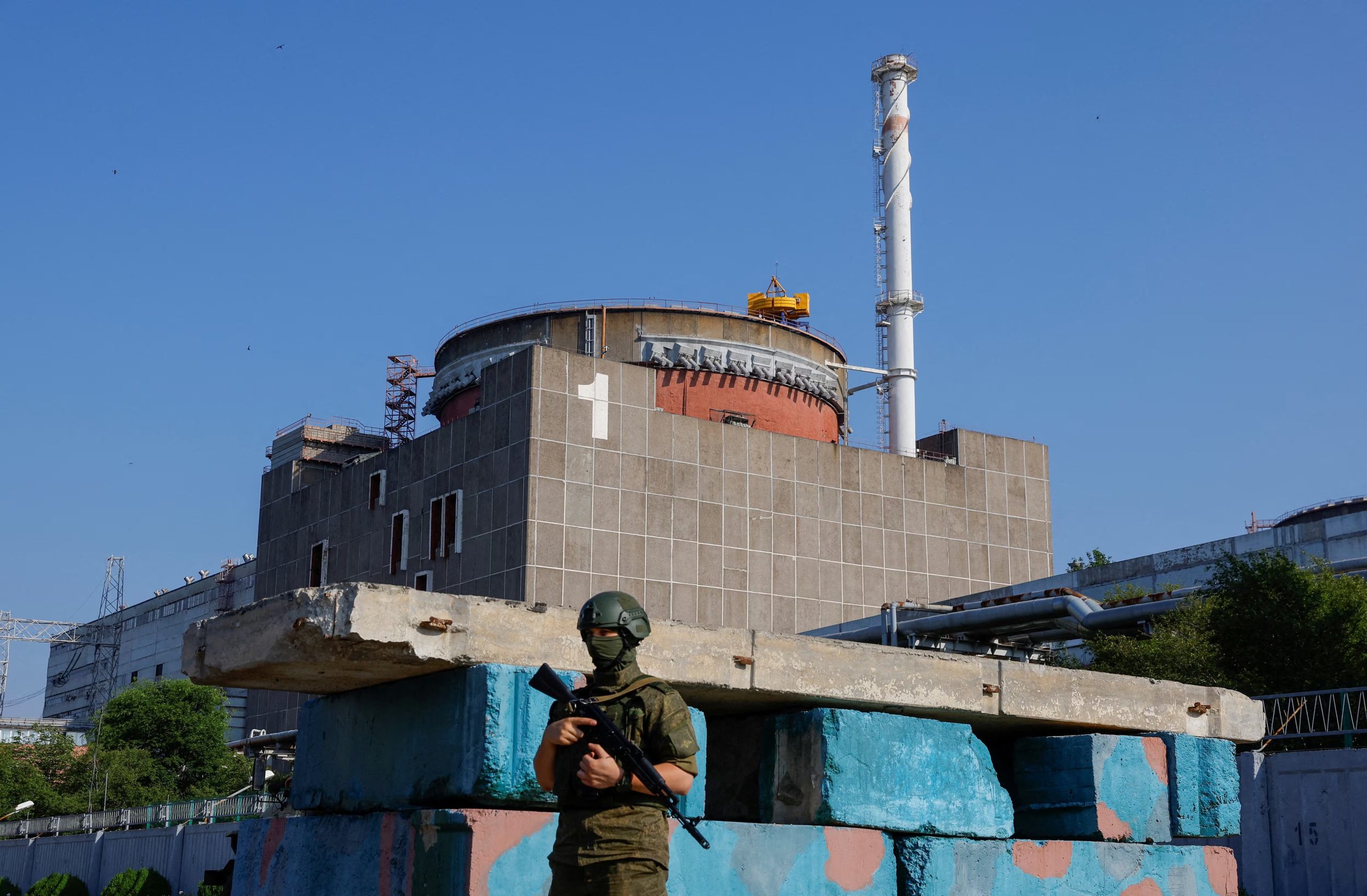 Un miembro del servicio ruso monta guardia en un puesto de control cerca de la central nuclear de Zaporizhzhia (REUTERS/Alexander Ermochenko/Fotografía de archivo)