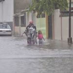 Tras casi diez horas de lluvia, barrios de Guayaquil se mantienen anegados