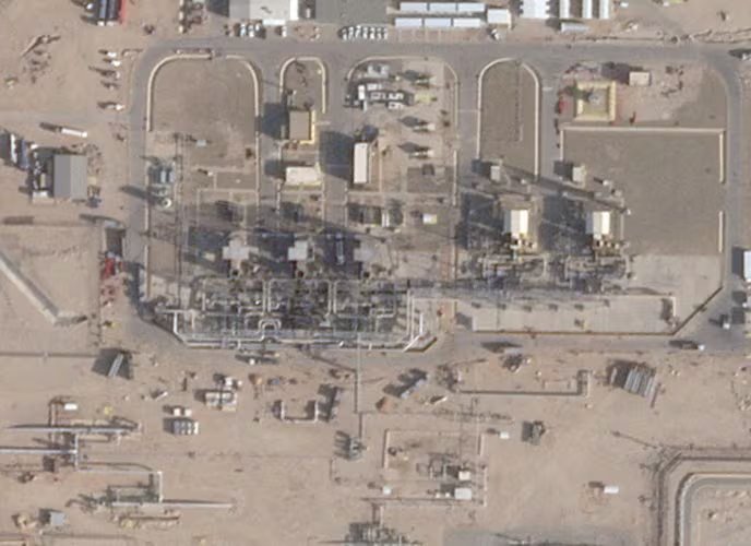 Imagen satelital de daños en una instalación petrolera saudí tras un ataque contra el oleoducto Este-Oeste. 16 de septiembre de 2026. (Reuters)