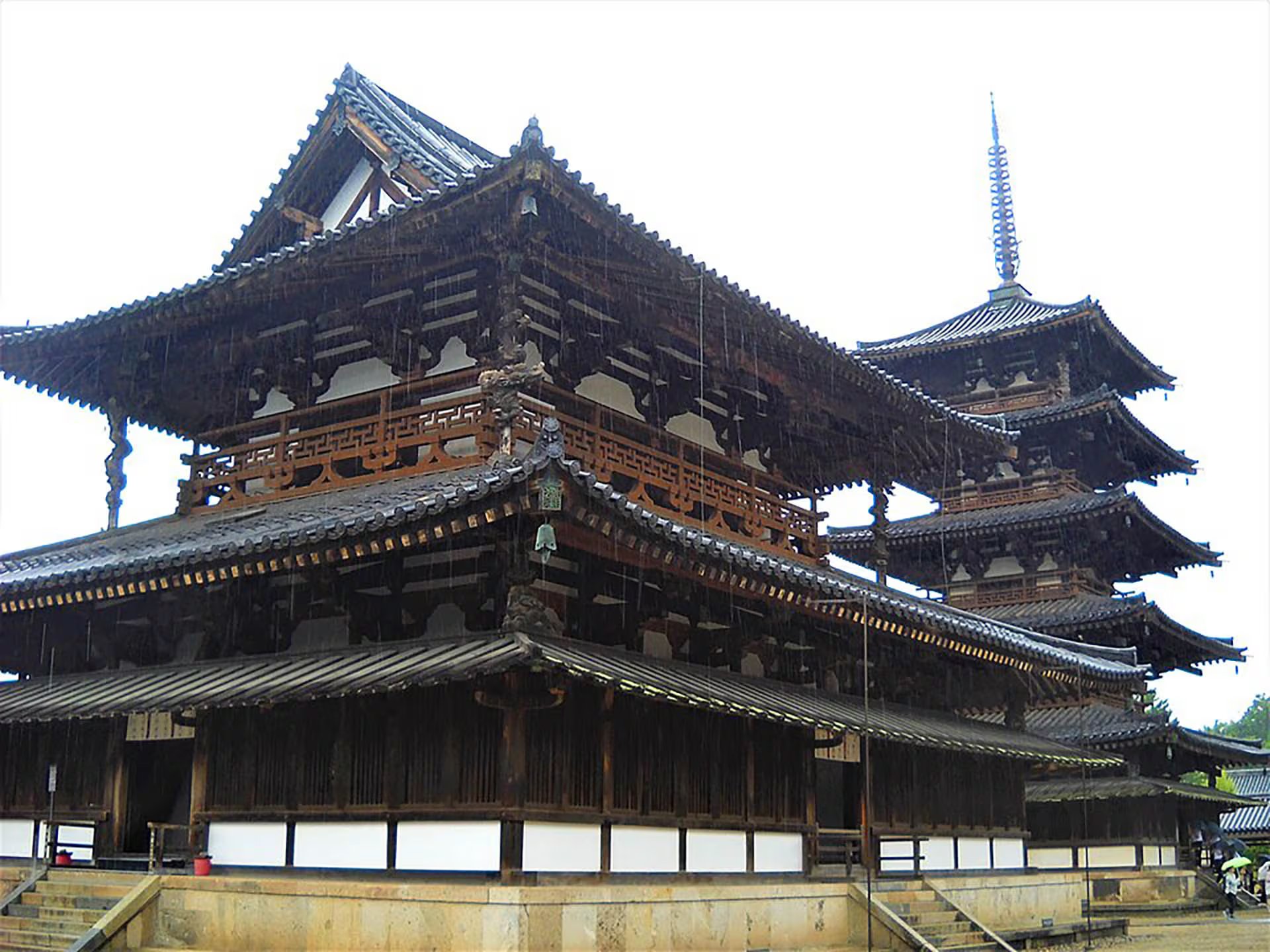 La pagoda y el pabellón principal del templo Hōryū-ji, en Nara, conservan algunas de las construcciones de madera más antiguas del mundo (Cun Cun / Wikimedia Commons CC BY-SA 4.0)