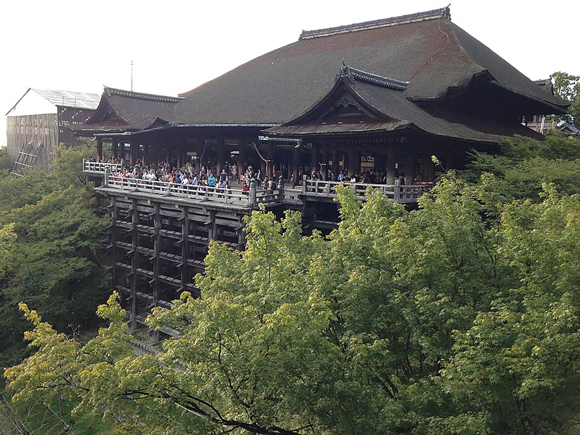La plataforma del templo Kiyomizu-dera se eleva sobre 139 pilares de madera en las laderas del monte Otowa, en Kioto (Soramimi / Wikimedia Commons CC BY-SA 4.0)