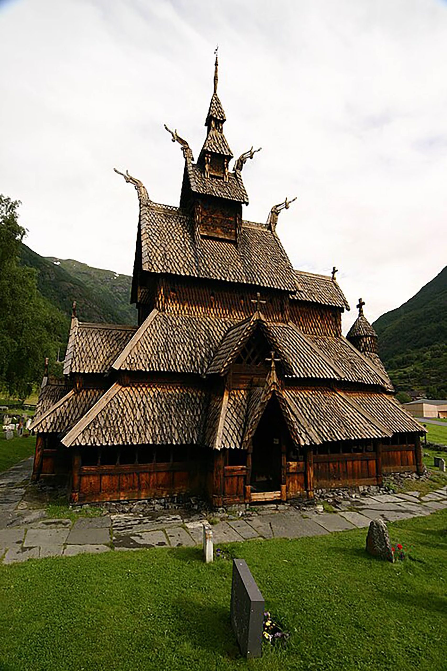 La stavkirke de Borgund, levantada hacia 1180, conserva la técnica medieval noruega de iglesias de madera con postes verticales (Glaurung / Wikimedia Commons CC BY-SA 2.5)