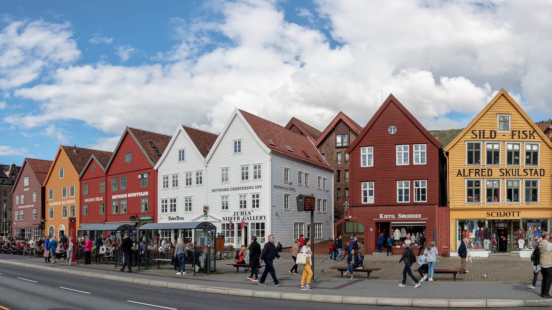 Las casas de madera de Bryggen, en el puerto de Bergen, recuerdan el pasado comercial de la Liga Hanseática desde el siglo XIV (Dietmar Downs / Wikimedia Commons CC BY-SA 4.0)