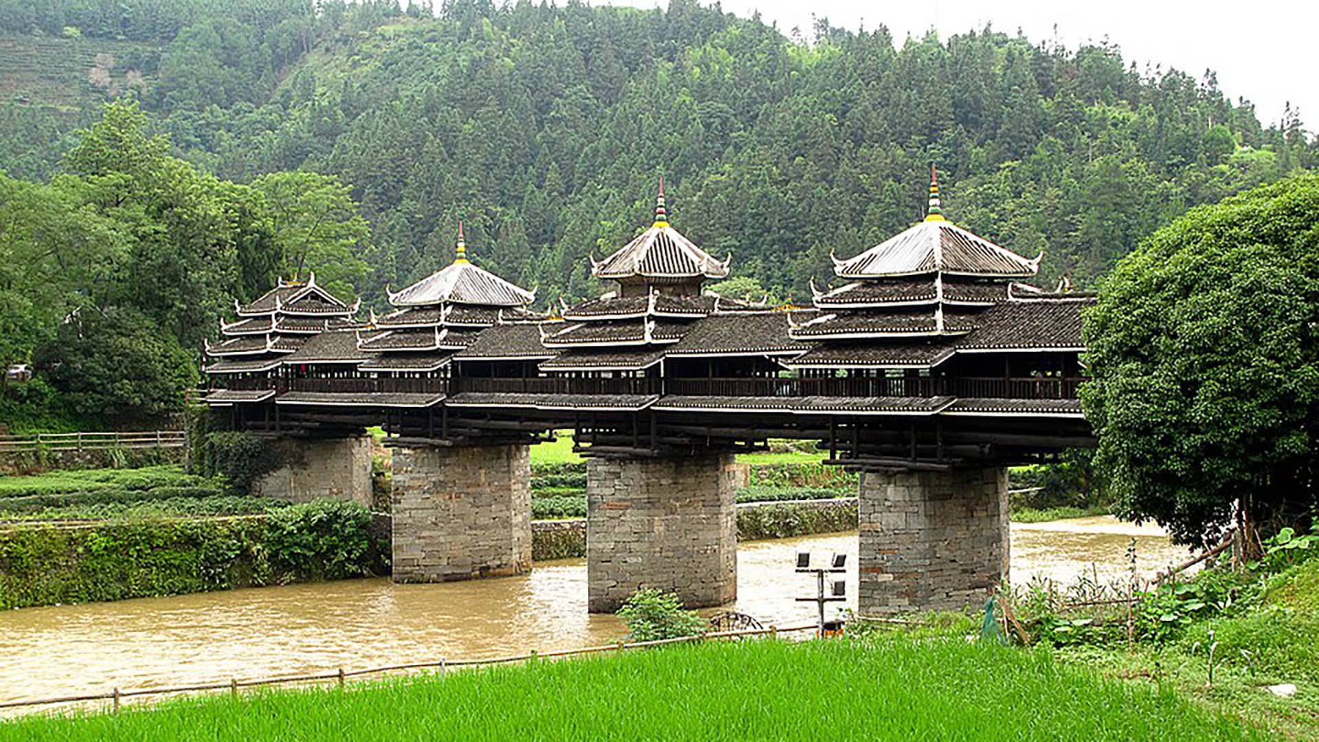 El Puente de Viento y Lluvia de Chengyang combina pasillos cubiertos y pabellones de madera sobre el río Linxi (Rutger van der Maar / Wikimedia Commons CC BY 2.0)