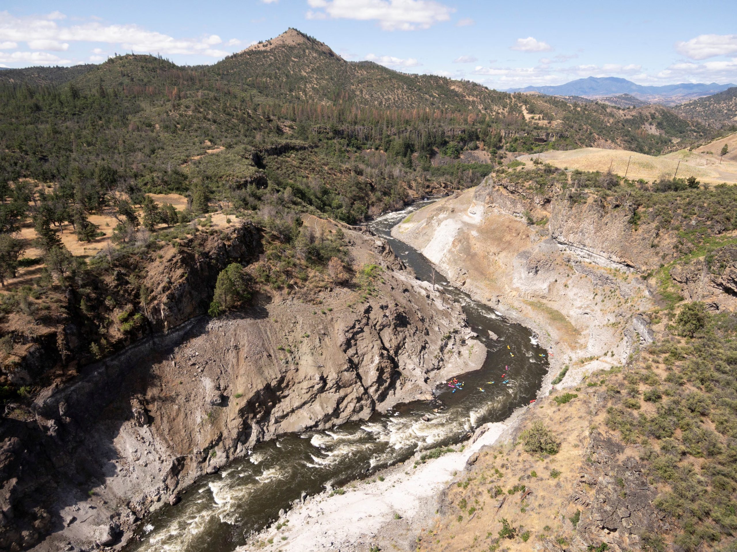 La eliminación de cuatro represas en el río Klamath impulsó el retorno del salmón a gran parte de sus zonas históricas de desove (REUTERS/Laure Andrillon)