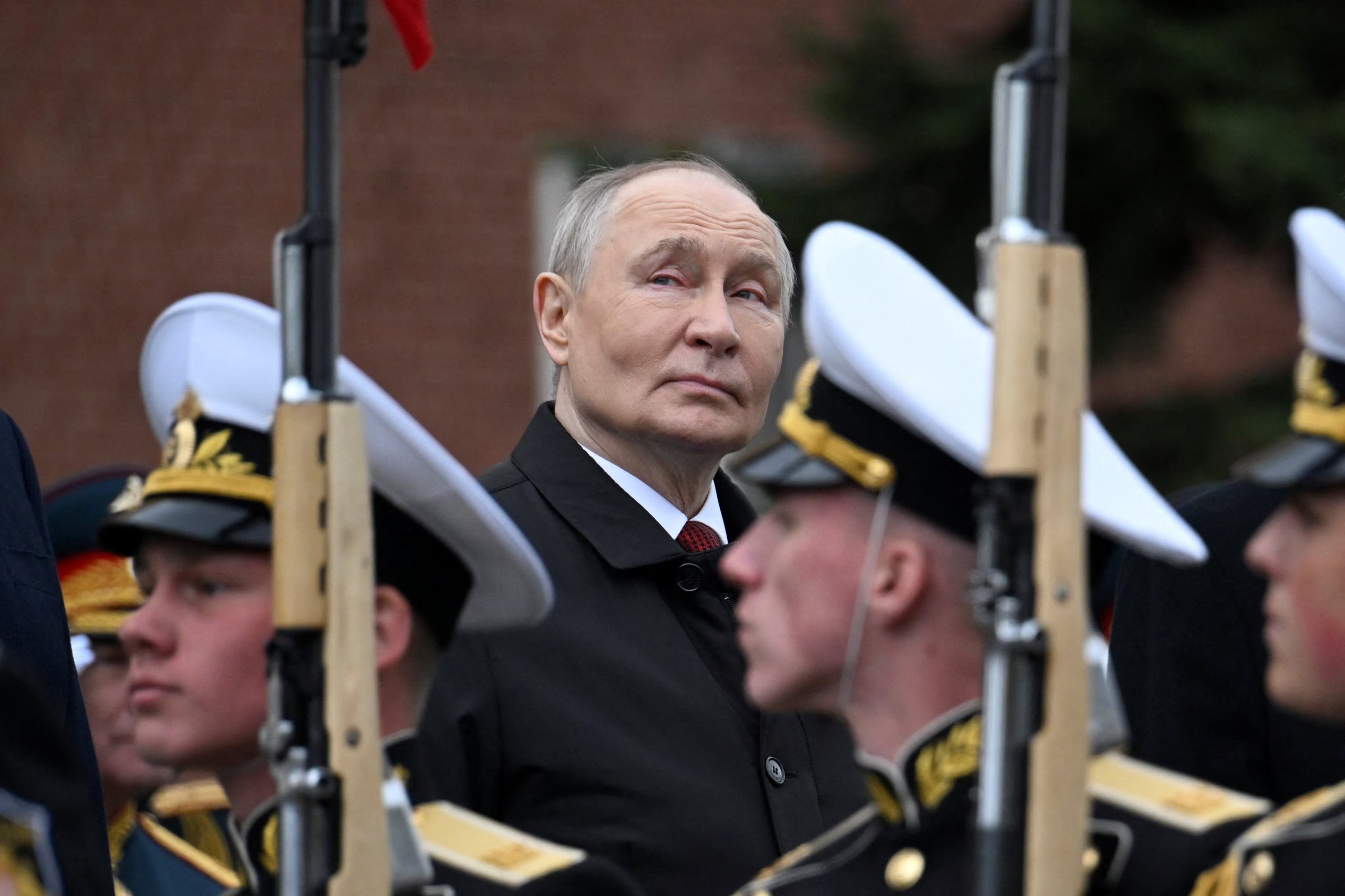 El presidente ruso, Vladímir Putin detrás de uniformados rusos junto a la muralla del Kremlin en el centro de Moscú (Rusia) (ALEXANDER NEMENOV/REUTERS/Archivo)