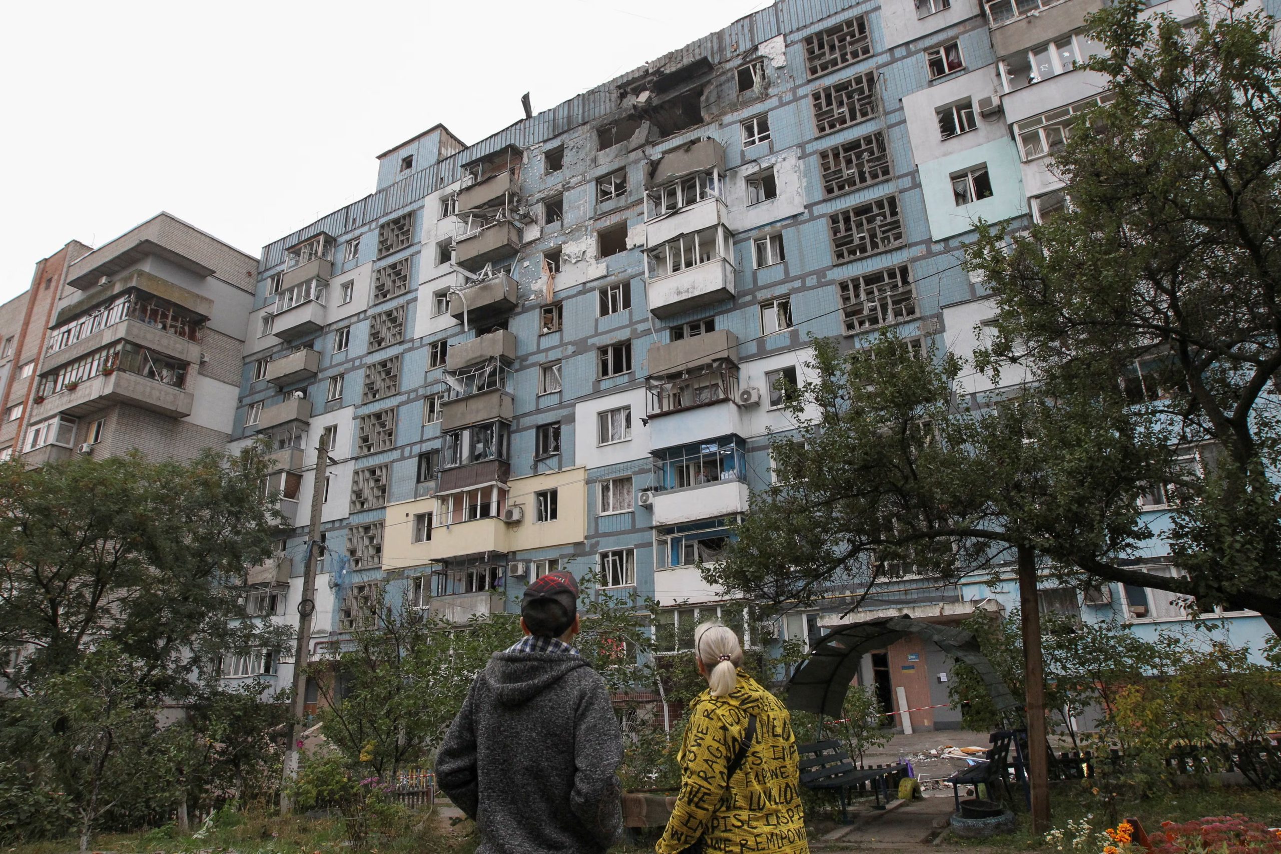 Unos residentes observan un edificio de apartamentos alcanzado por un ataque con drones rusos, en el marco de la ofensiva de Rusia contra Ucrania, en Dnipró (Ucrania), el 11 de octubre de 2026 (REUTERS)