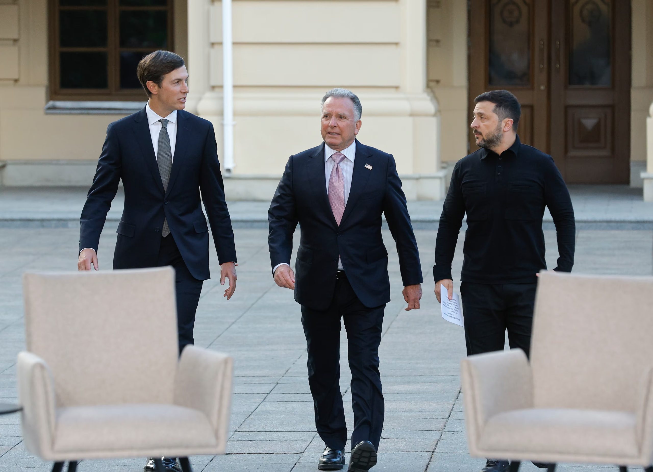 Imagen de archivo del presidente ucraniano Volodimir Zelensky y los mediadores de Washington, Steve Witkoff y Jared Kushner (EFE/EPA/SERGEY DOLZHENKO)