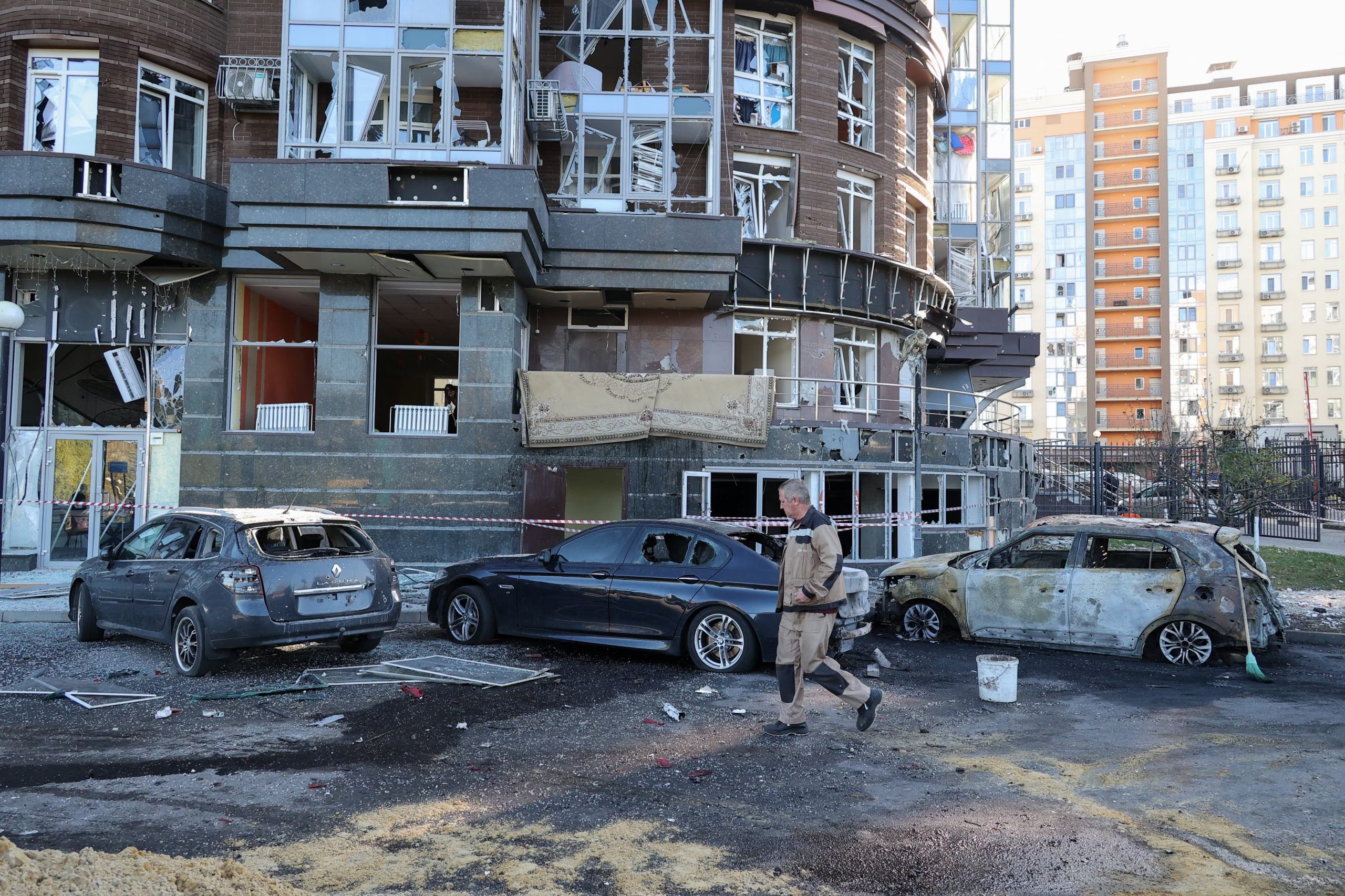 Un hombre pasa junto a autos dañados frente a un complejo residencial alcanzado, según las autoridades locales, por un ataque nocturno con drones ucranianos, en el centro de Belgorod. Hubo 35 autos dañados, dijo el gobernador (REUTERS/Stringer)