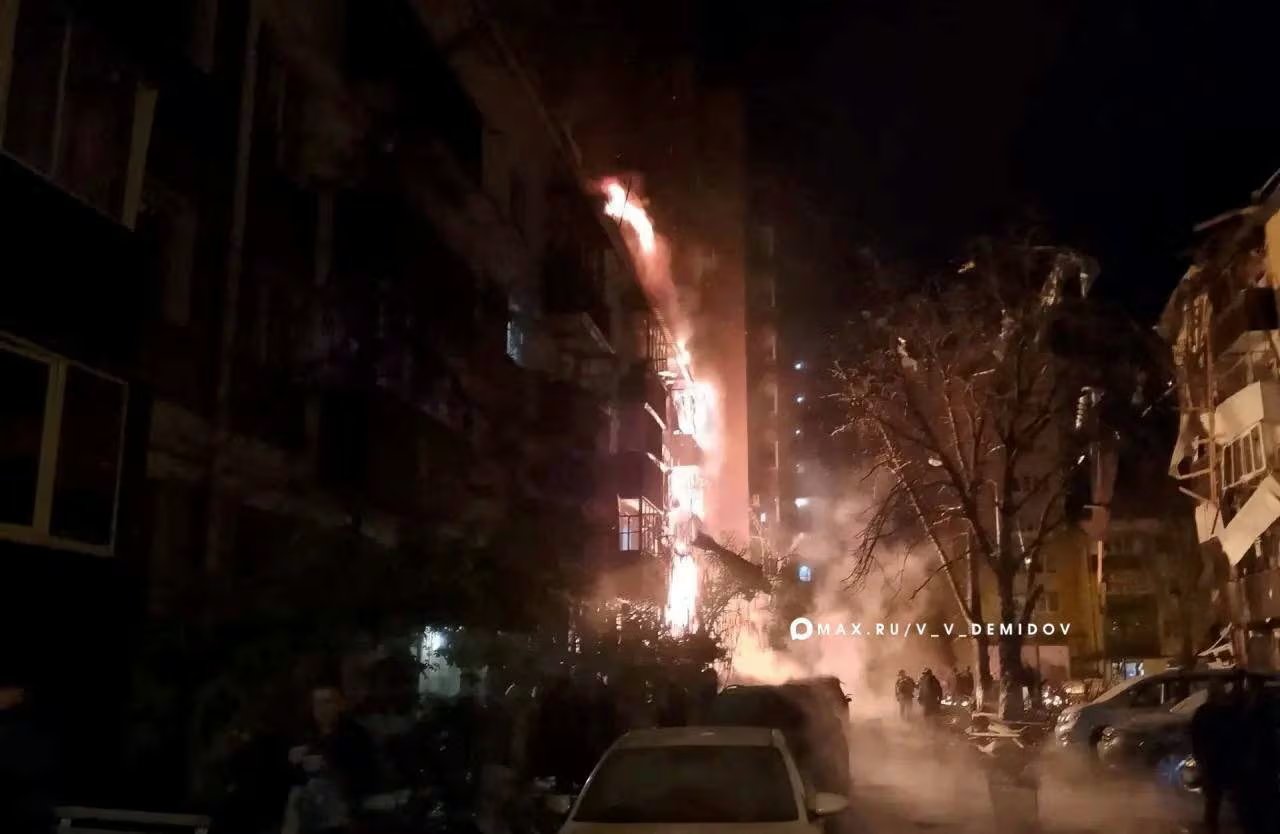 Un edificio residencial de varios pisos en llamas tras lo que las autoridades locales describieron como un ataque nocturno con drones ucranianos, en Belgorod. La foto la difundió el alcalde, Valentin Demidov (Alcalde de Belgorod/vía REUTERS)
