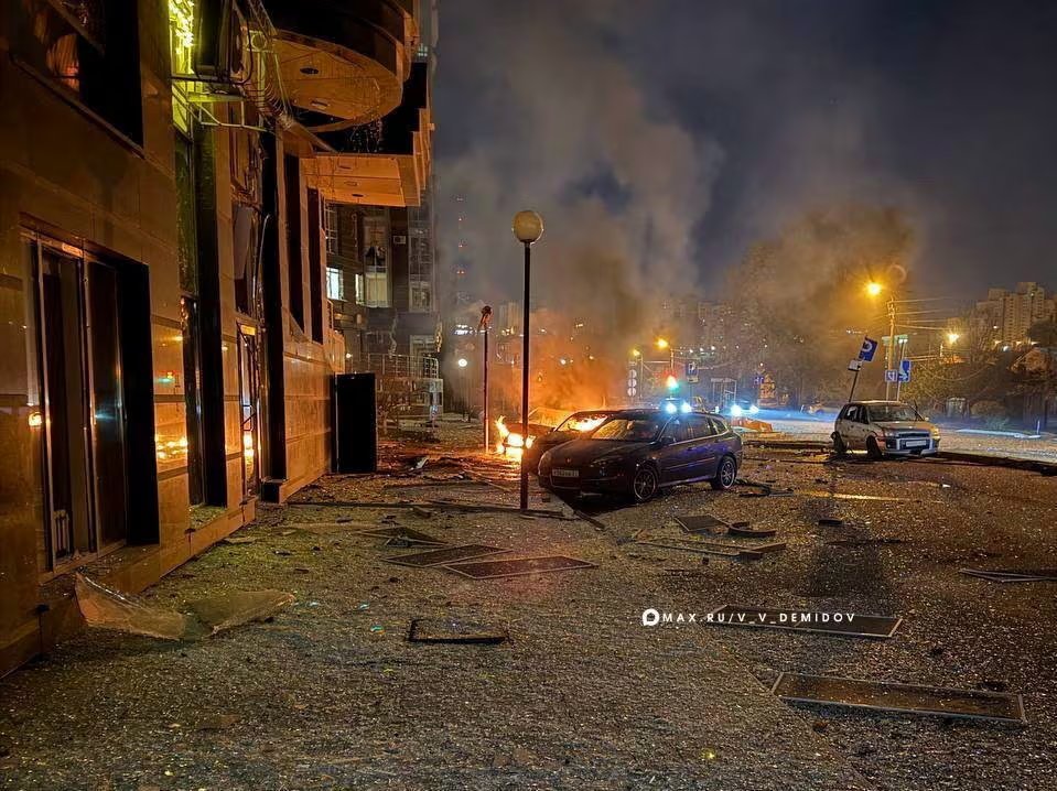 Autos dañados junto a un edificio residencial atacado, según las autoridades, por drones ucranianos, en Belgorod. El gobernador contó 154 ataques en la región en un día (Alcalde de Belgorod/vía REUTERS)