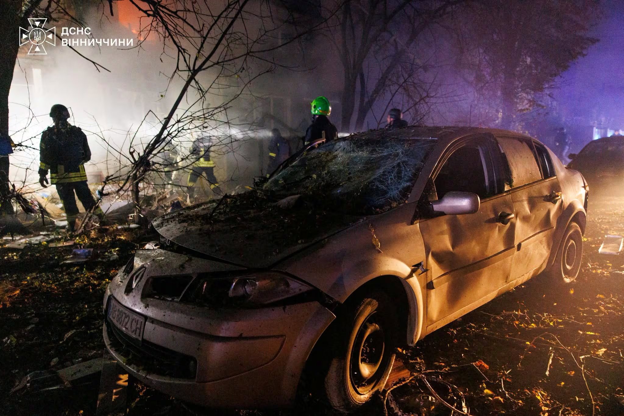 Bomberos trabajan en un edificio de departamentos dañado por ataques rusos con drones, en Vinnytsia. Seis personas resultaron heridas y cuatro departamentos quedaron destruidos (Servicio de Emergencias de Ucrania en Vinnytsia/vía REUTERS)
