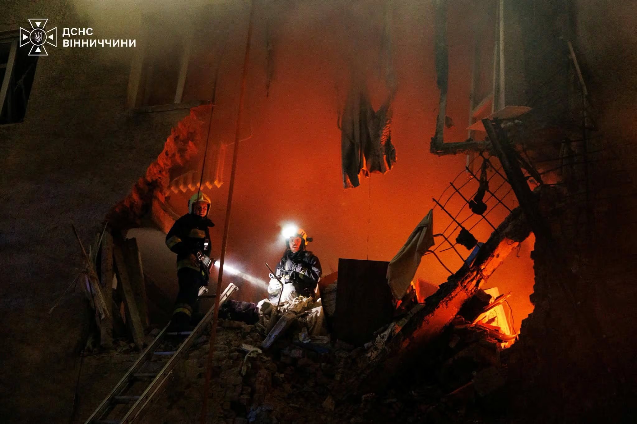 Bomberos trabajan en un edificio de departamentos dañado por ataques rusos con drones, en Vinnytsia. Evacuaron a 15 residentes de un geriátrico privado lindero, según las autoridades (Servicio de Emergencias de Ucrania en Vinnytsia/vía REUTERS)