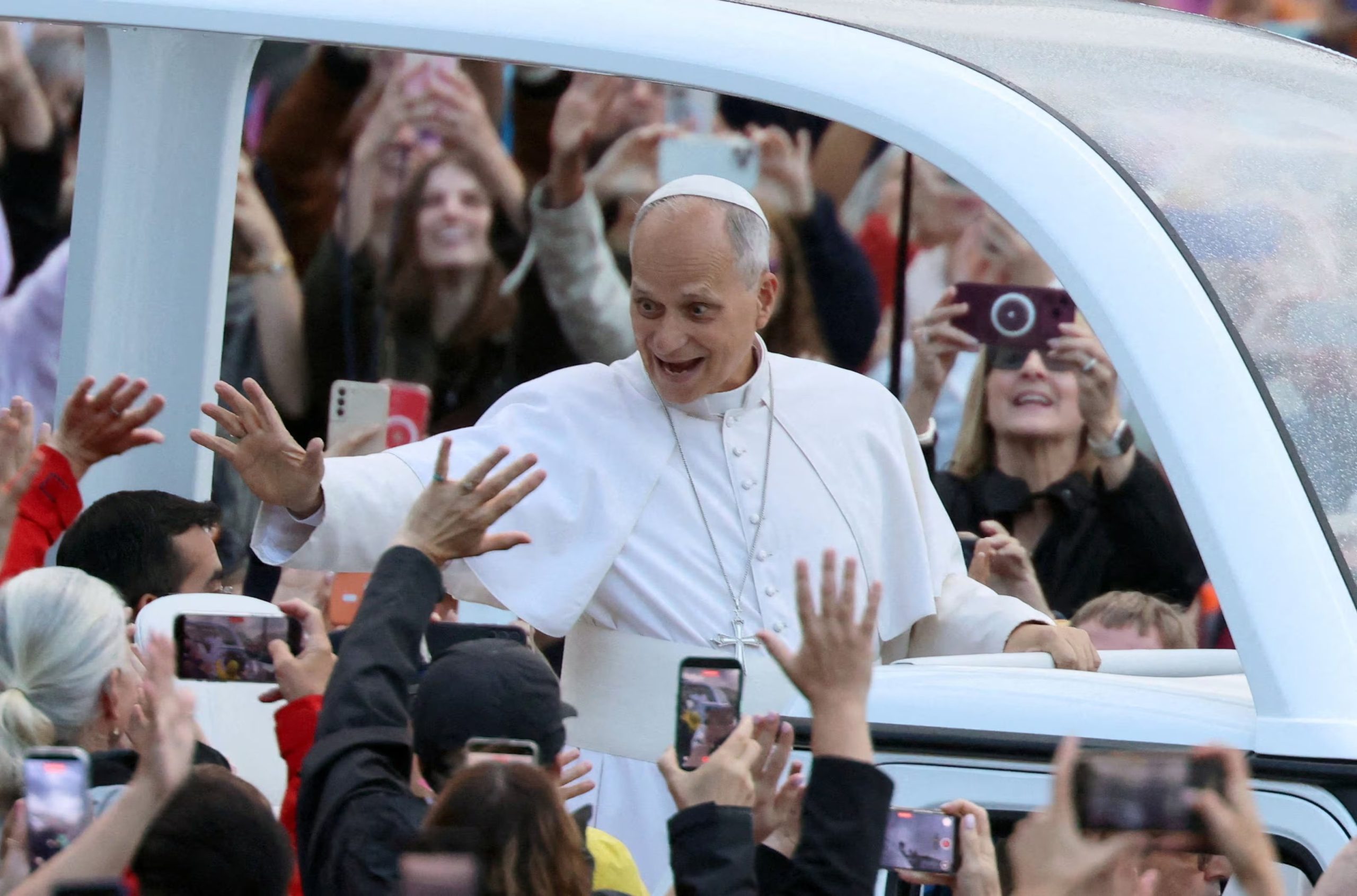 El papa León saluda a los fieles a su llegada para celebrar su primera audiencia general semanal en la Plaza de San Pedro tras su operación de cáncer, en el Vaticano. 21 de octubre de 2026. REUTERS/Yara Nardi