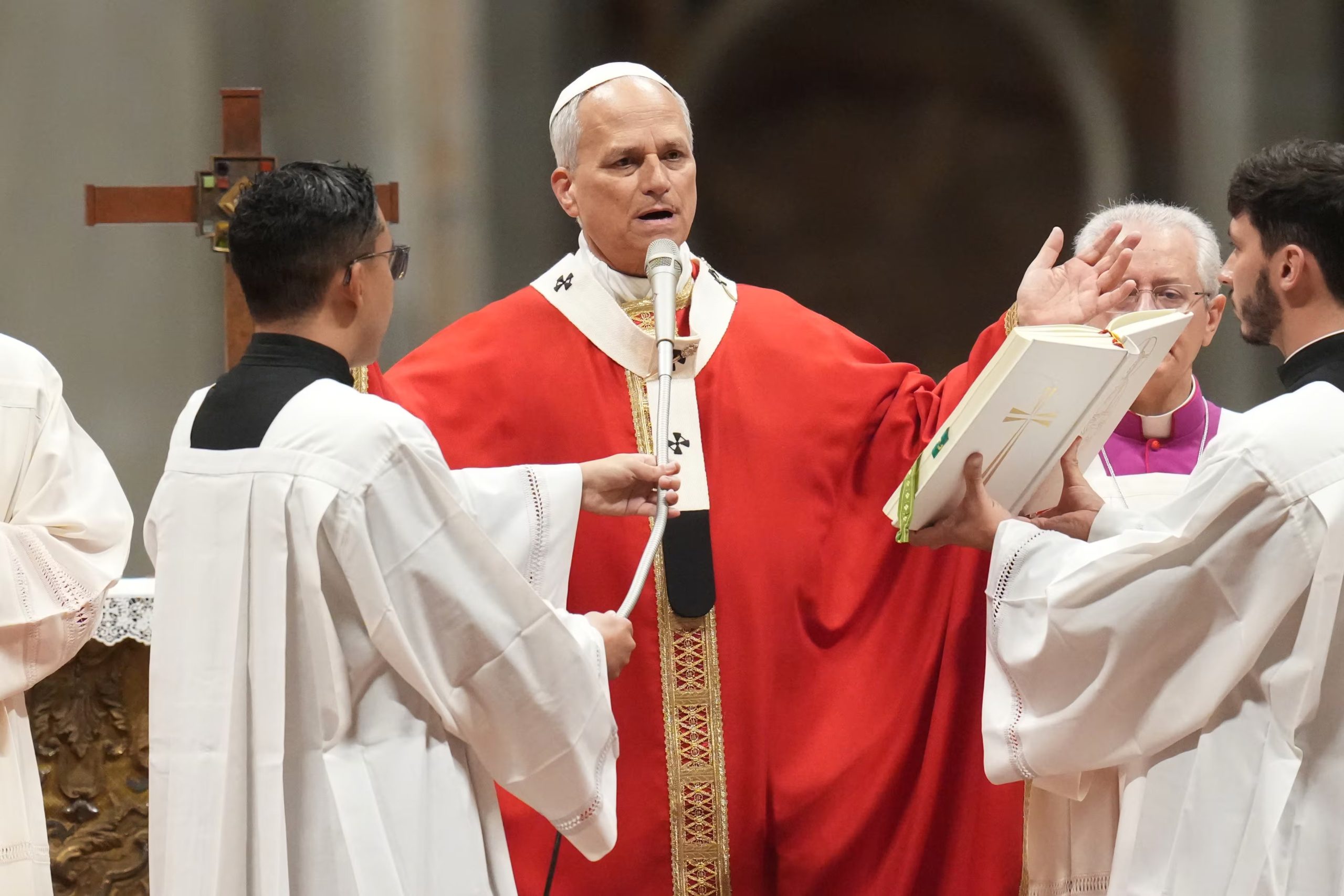 El papa León XIV celebra una misa en la Basílica de San Pedro, en el Vaticano 
