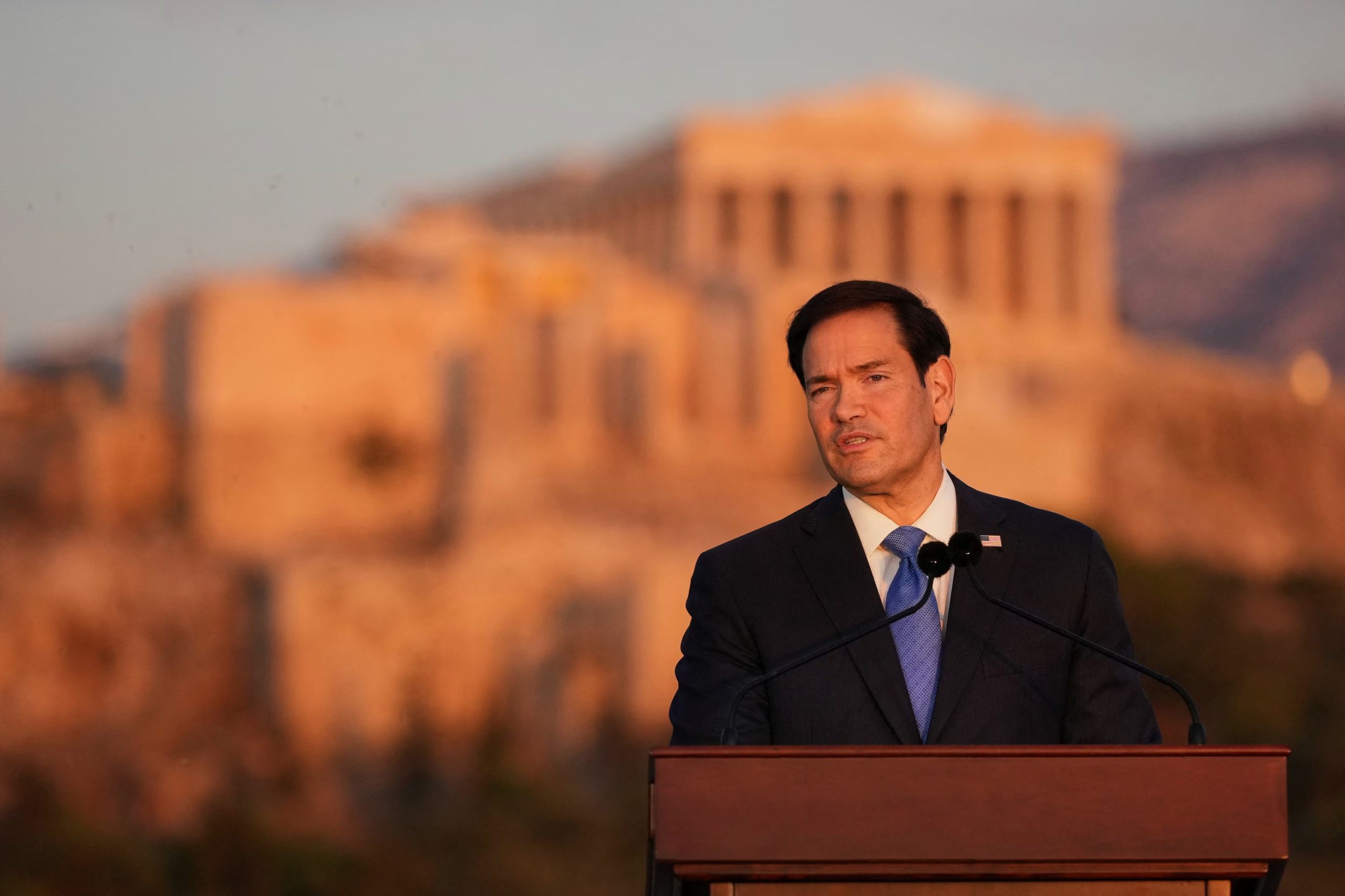El secretario de Estado de EEUU, Marco Rubio, habla en la colina de la Pnix con el antiguo templo del Partenón, en la Acrópolis, al fondo, en Atenas (Grecia), el 7 de octubre de 2026 (Mark Schiefelbein/REUTERS)