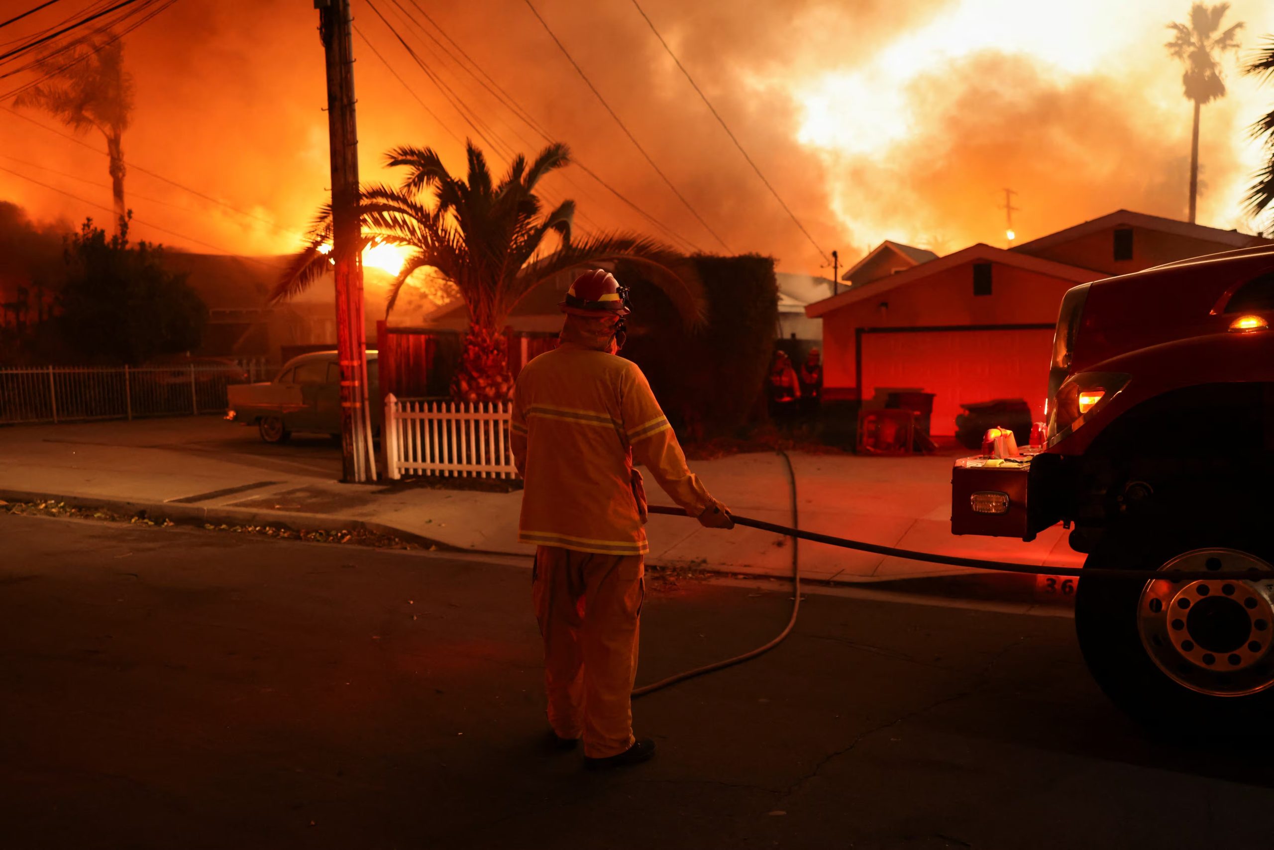 Las autoridades operativas omitieron la consulta de mapas satelitales de FireGuard para rastrear el desplazamiento nocturno del fuego (REUTERS/David Swanson)