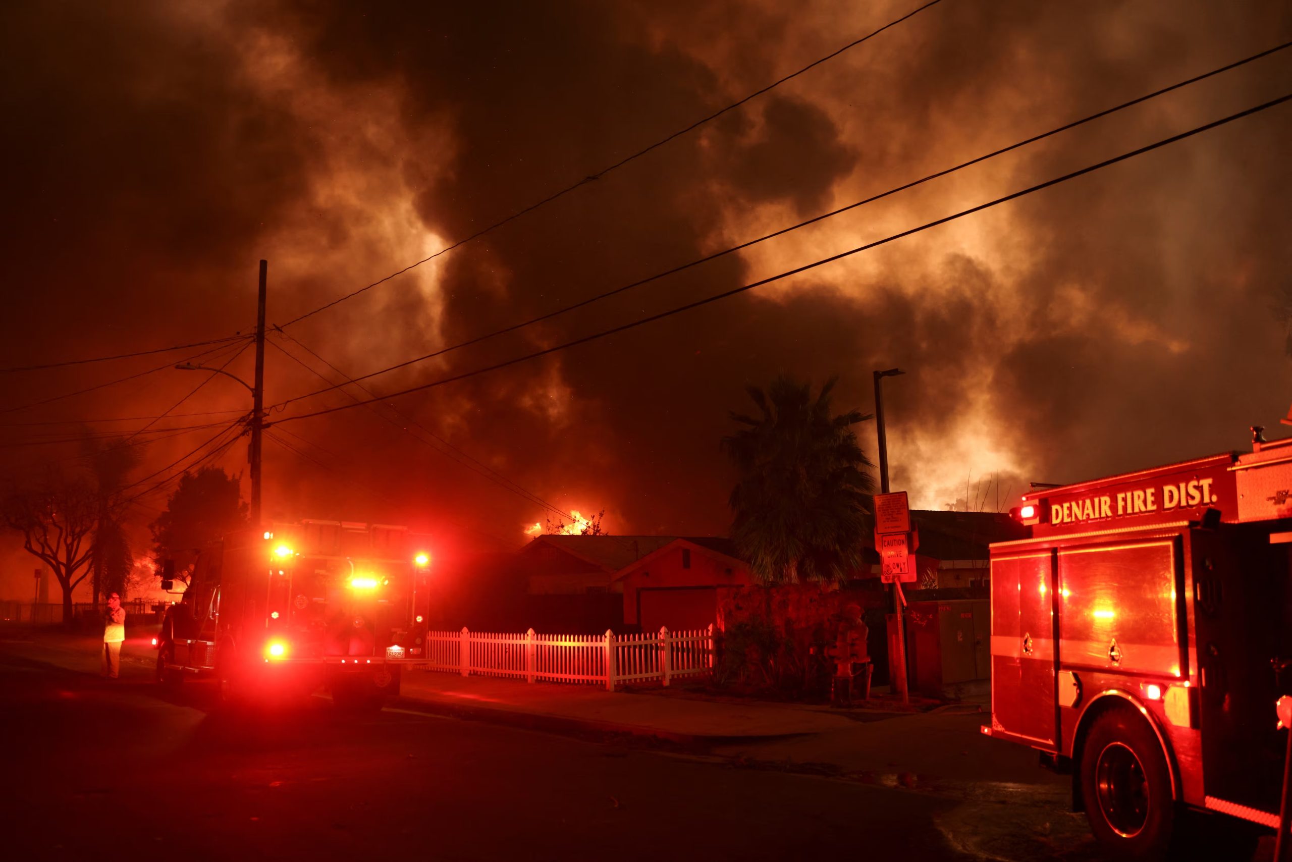 Los bomberos retiraron el equipo de contención del área del fuego de Lachman días antes del inicio del incendio de Palisades (REUTERS/David Swanson)