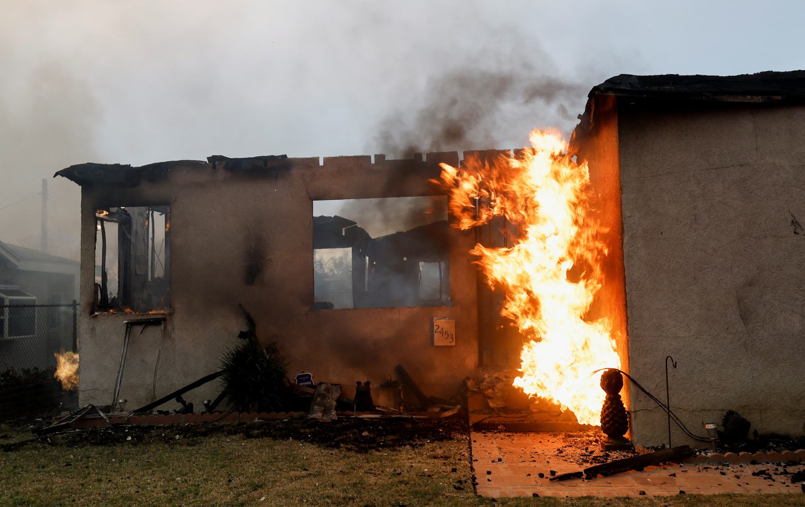 Los departamentos de policía y de bomberos de Los Ángeles utilizaron mapas de evacuación diferentes durante la emergencia (REUTERS/Fred Greaves)