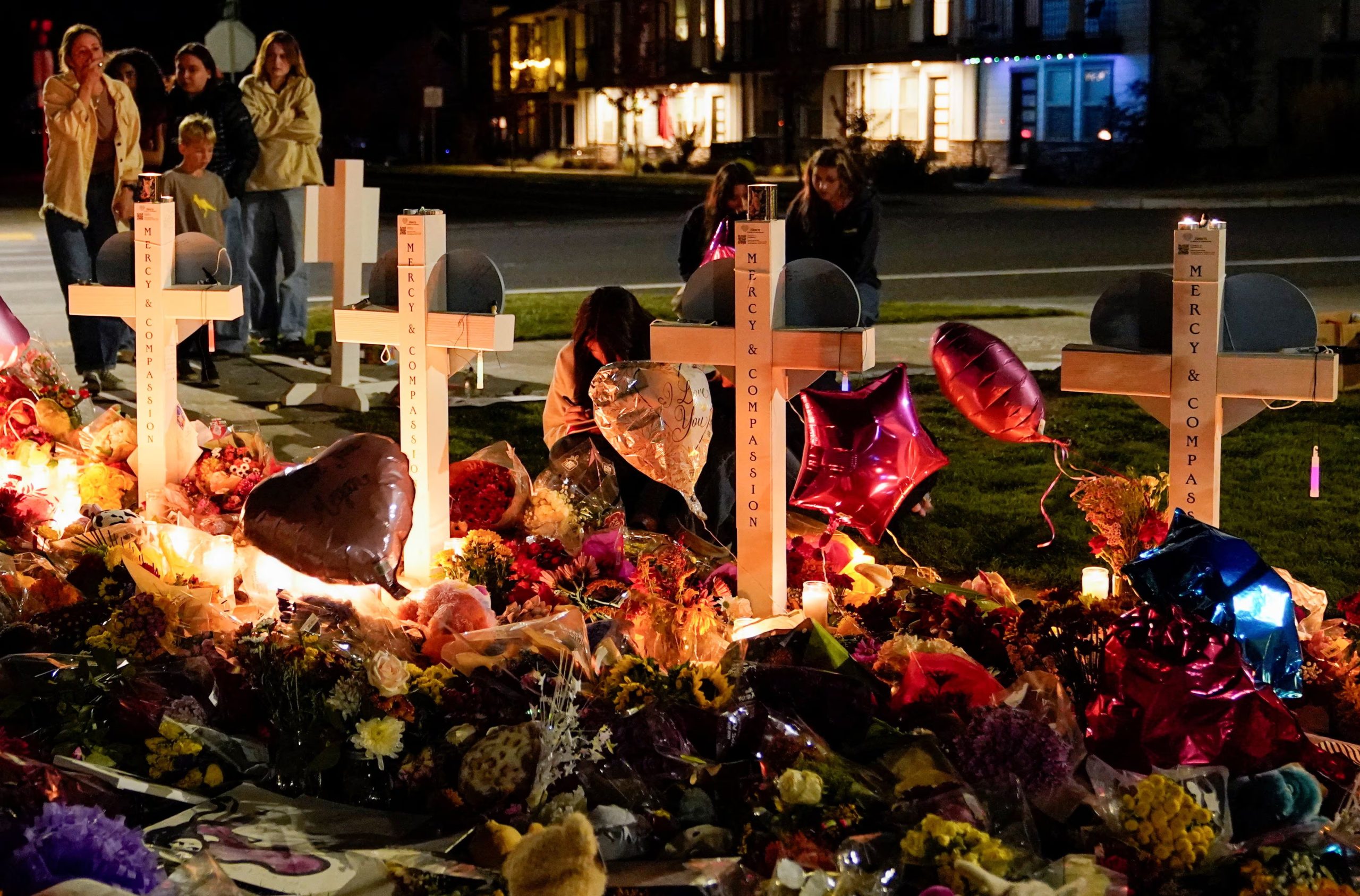 Los habitantes de la ciudad de Bend celebraron vigilias comunitarias con velas para recordar a las víctimas mortales (REUTERS/David Ryder)