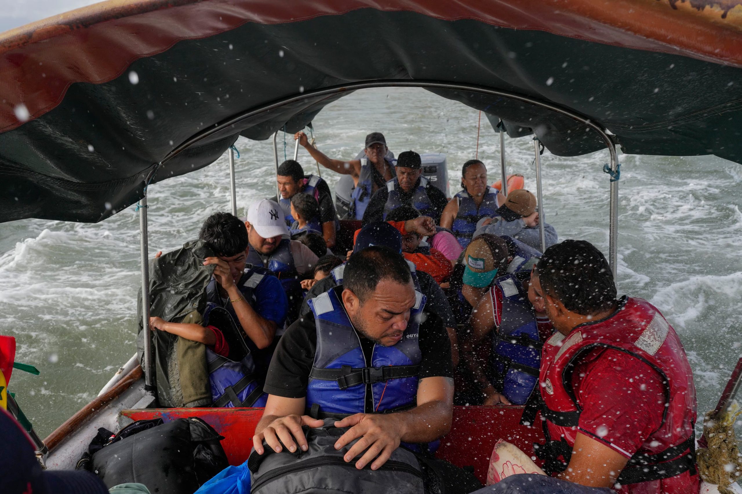 El movimiento de migrantes hacia el sur ha disminuido desde comienzos de año, cuando enero registró 1.250 personas y septiembre cerró con 411. (AP foto/Matias Delacroix)