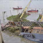 Un tronco golpea al Morgan y complica su situación en el río Guayas: Bomberos intervienen para retirarlo