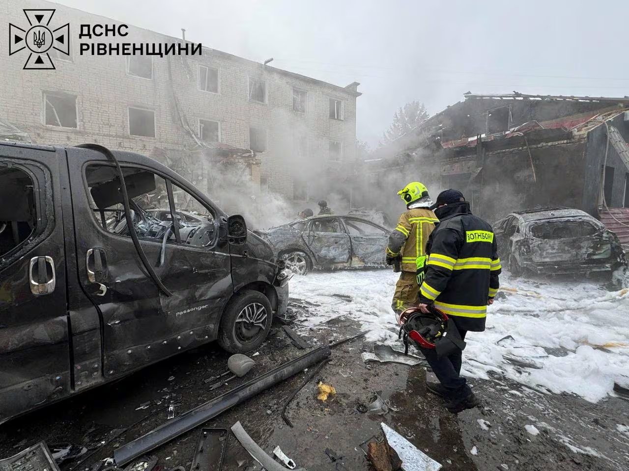 Rescatistas trabajan en Rivne, Ucrania, tras un ataque ruso (Press service of the State Emergency Service of Ukraine in Rivne region/via REUTERS)