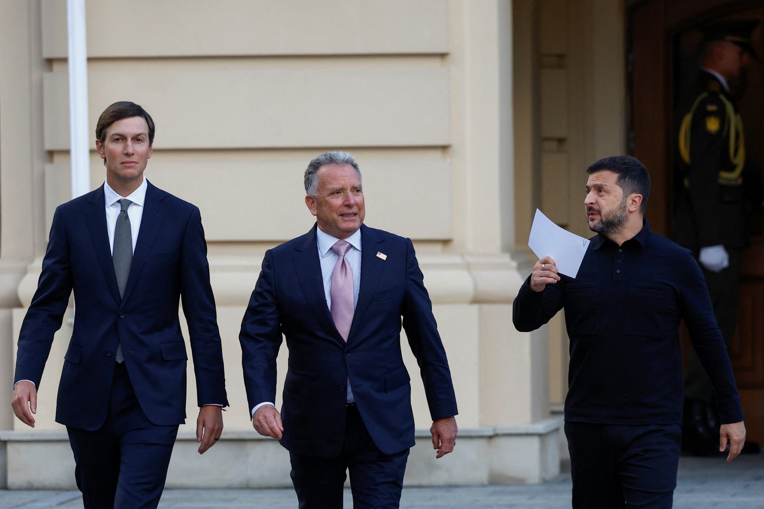 (De derecha a izquierda) El presidente de Ucrania, Volodimir Zelensky, el enviado especial de Estados Unidos, Steve Witkoff, y Jared Kushner, yerno del presidente estadounidense Donald Trump, llegan a una conferencia de prensa conjunta en Kiev, Ucrania, el 6 de septiembre de 2026 (REUTERS/Valentyn Ogirenko)
