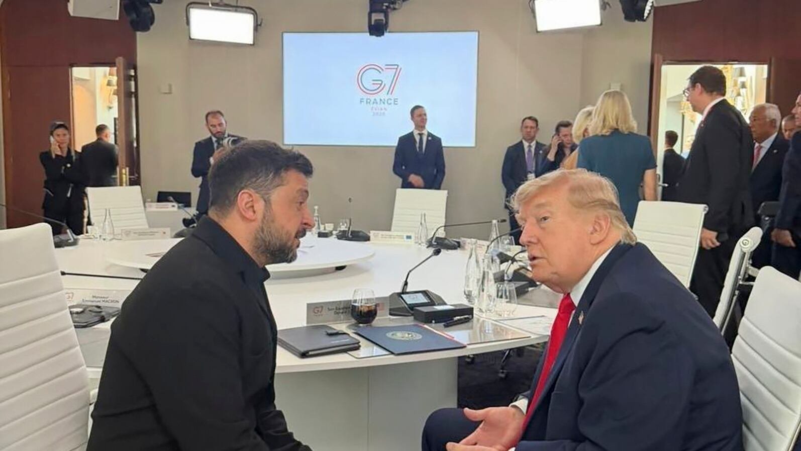 Una foto de archivo facilitada por el Servicio de Prensa Presidencial de Ucrania muestra al presidente de Ucrania, Volodimir Zelensky (izquierda), y al presidente de EE. UU., Donald J. Trump (derecha), conversando al margen de la cumbre del G7 en Evian-les-Bains, Francia, el 16 de junio de 2026 (EFE)