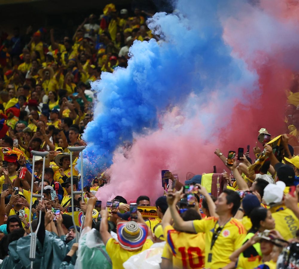 Asi-fue-el-banderazo-de-los-hinchas-de-la-Seleccio-scaled-1