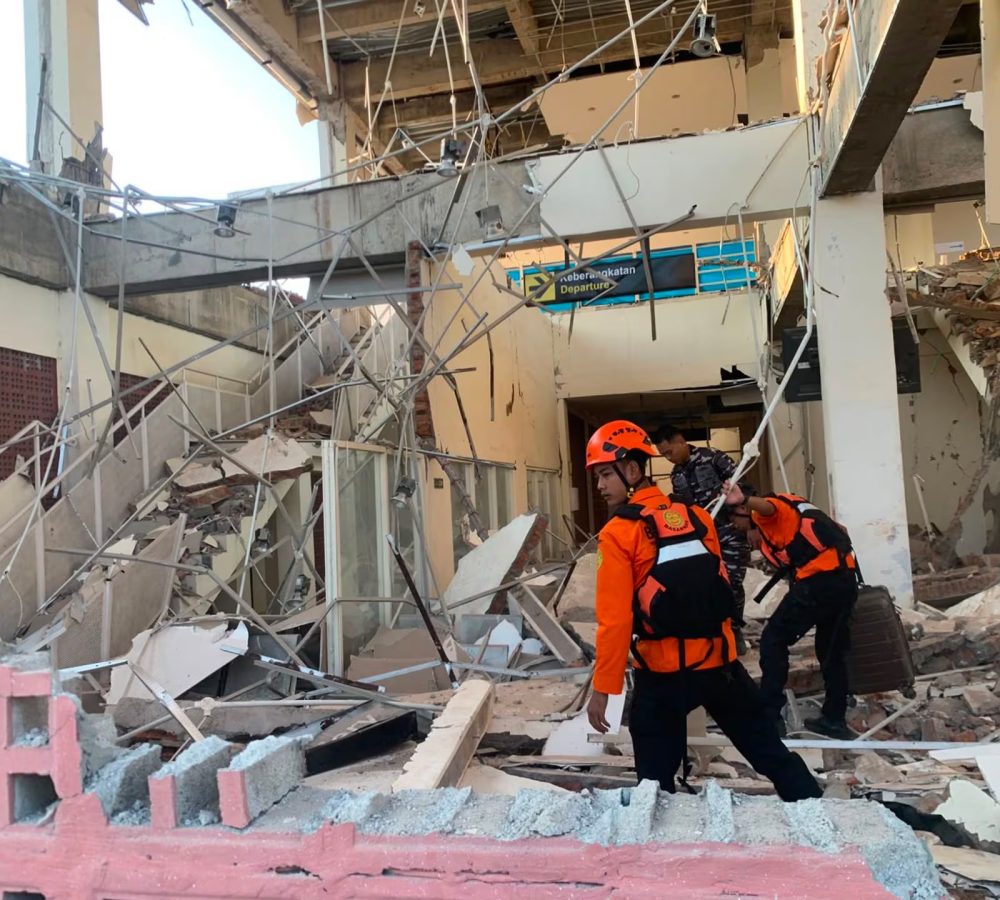 Aumentan-a-mas-de-50-los-muertos-por-el-seismo-de