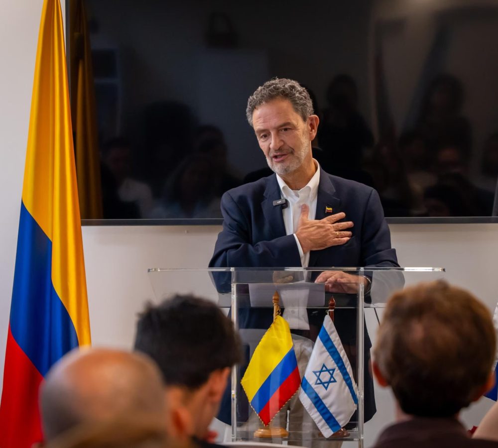 Canciller-Omar-Bula-rindio-homenaje-a-las-victimas-scaled-1