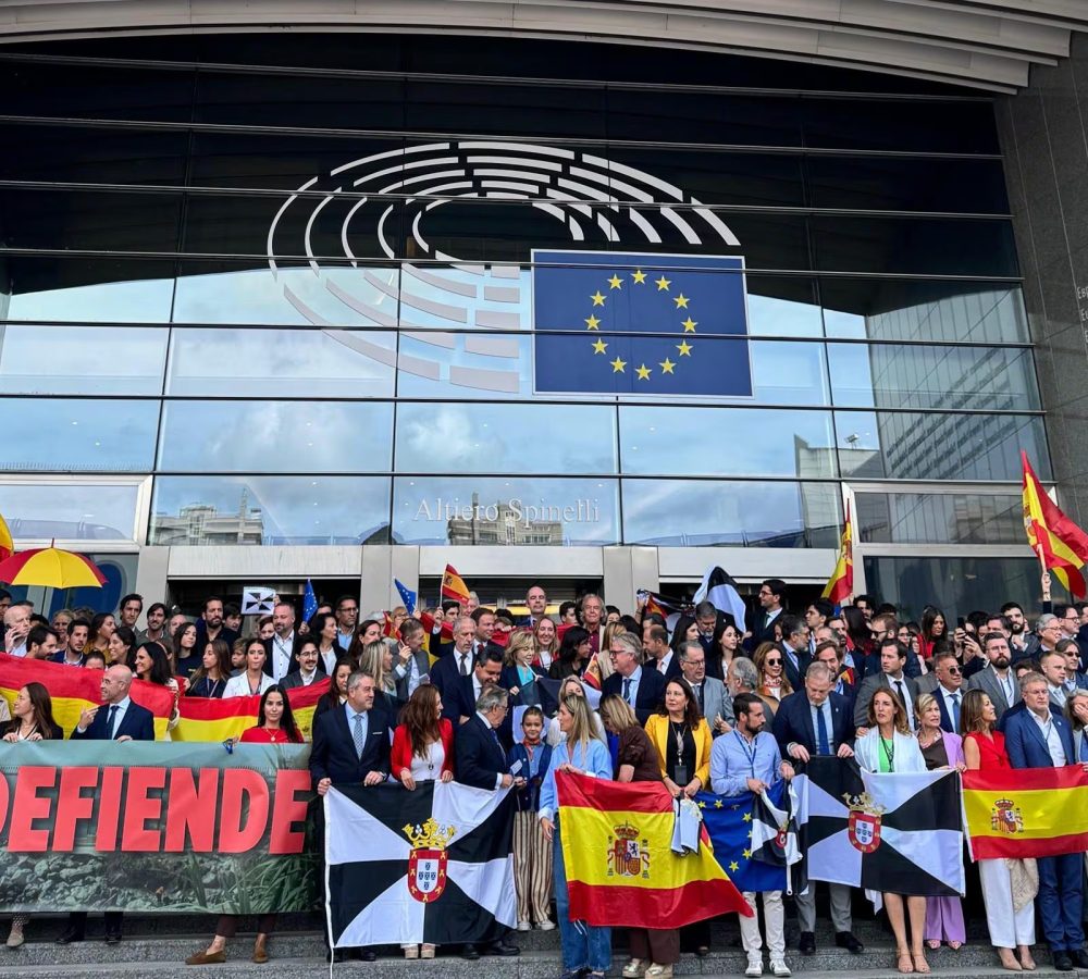 Cientos-de-personas-se-concretan-ante-la-Eurocamar